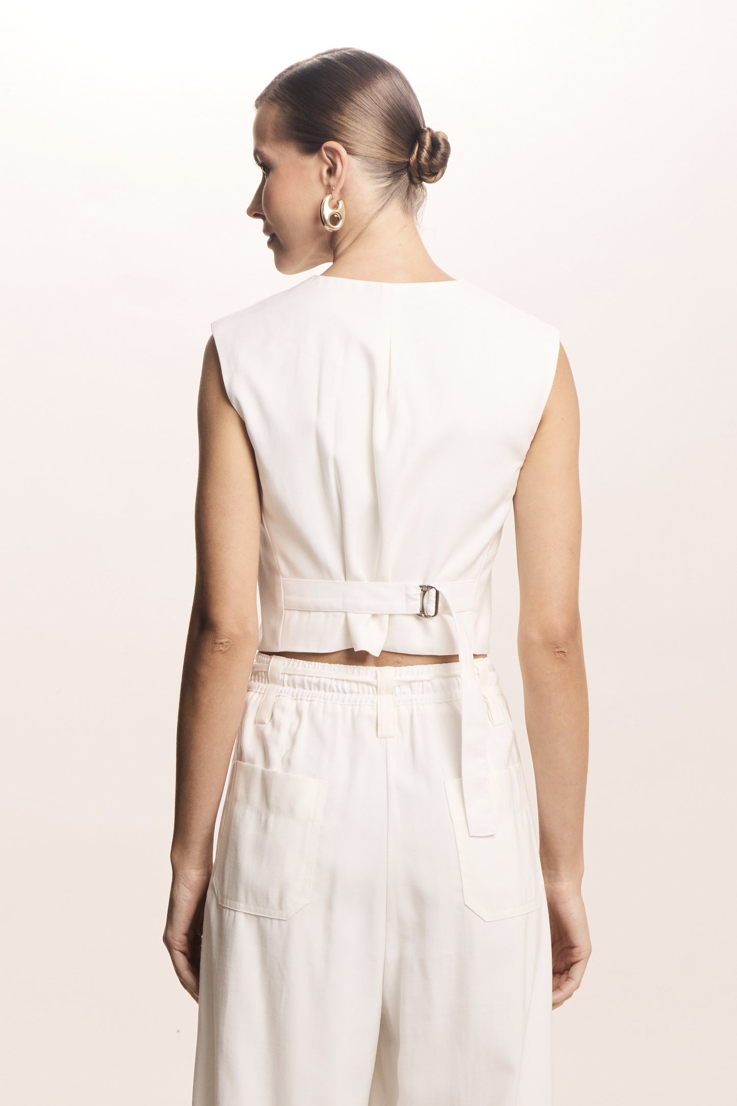 BLUSA SEM MANGA BARRA ASSIMETRICA FIVELA COSTAS OFF WHITE