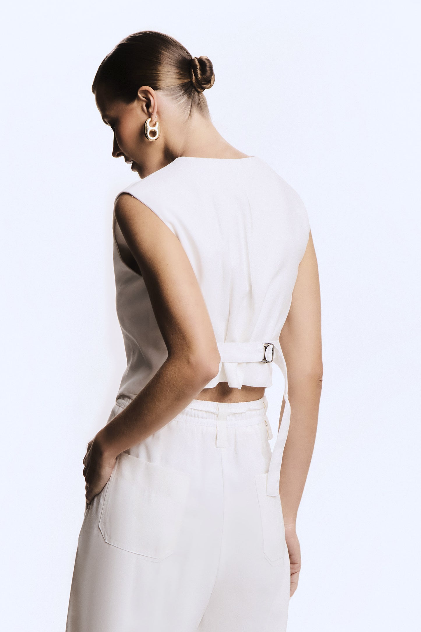 BLUSA SEM MANGA BARRA ASSIMETRICA FIVELA COSTAS OFF WHITE