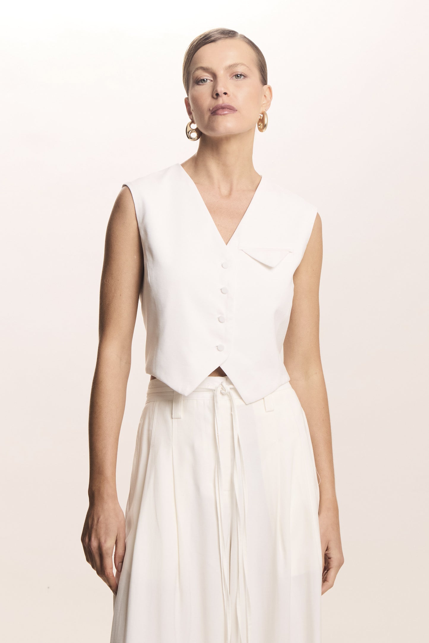 BLUSA SEM MANGA BARRA ASSIMETRICA FIVELA COSTAS OFF WHITE