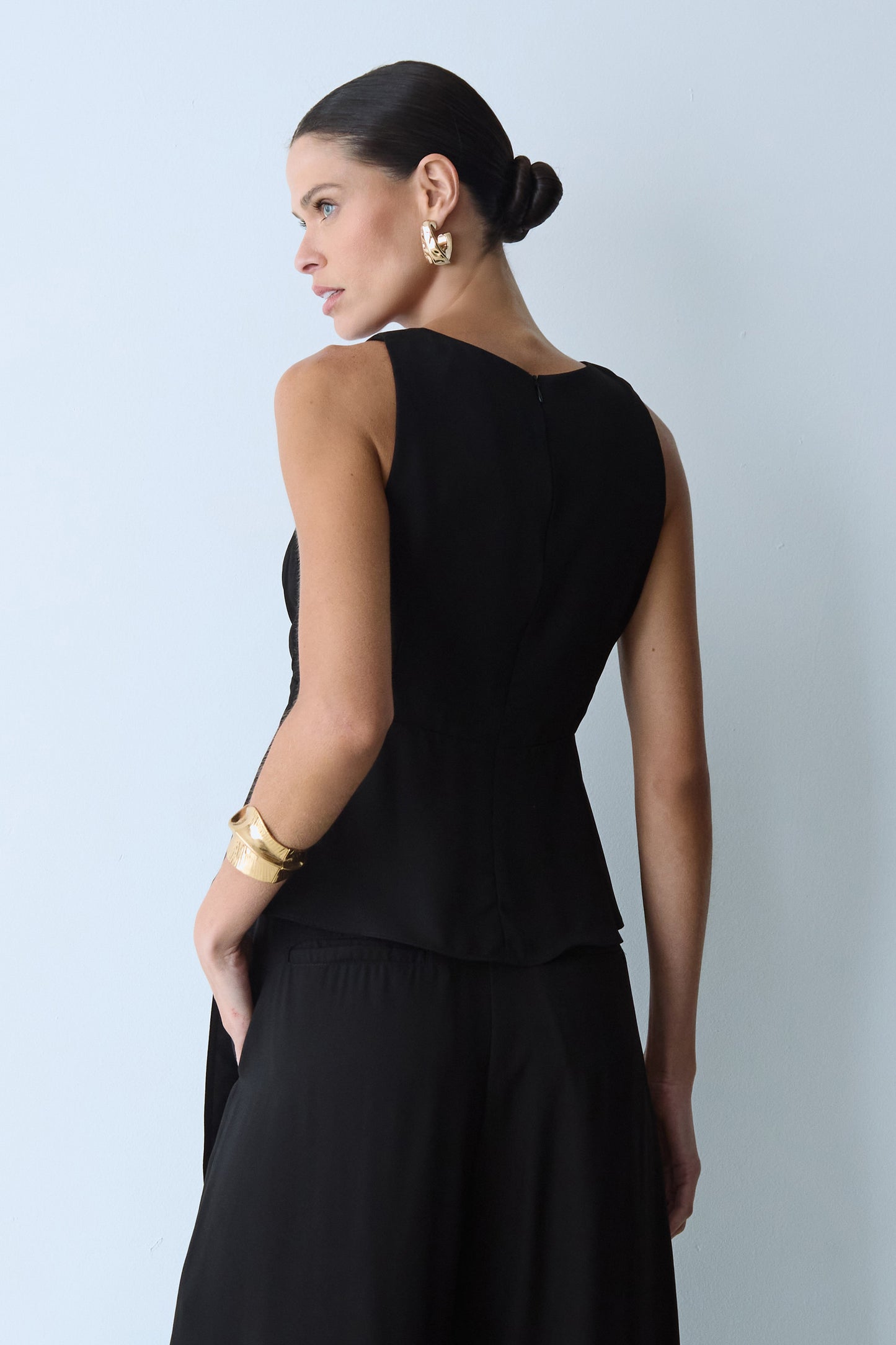 BLUSA SEM MANGA DECOTE V COM BARRA AMPLA PRETO