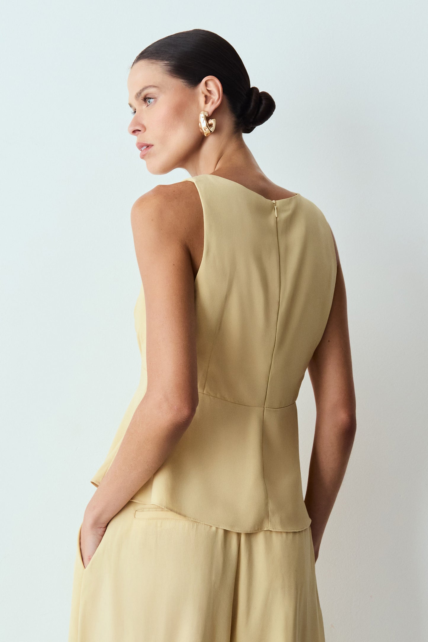 BLUSA SEM MANGA DECOTE V COM BARRA AMPLA AMARELO MANTEIGA