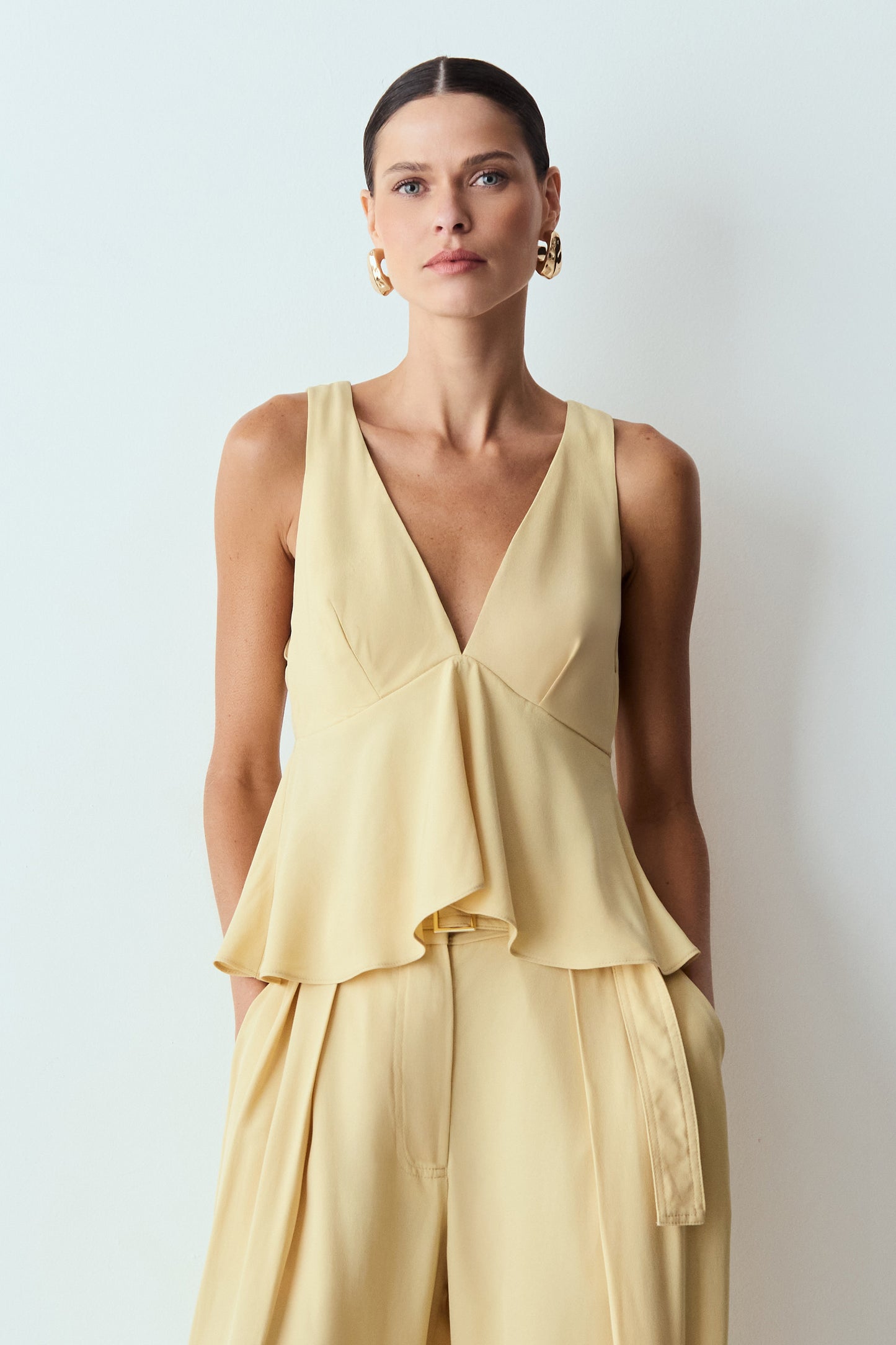 BLUSA SEM MANGA DECOTE V COM BARRA AMPLA AMARELO MANTEIGA
