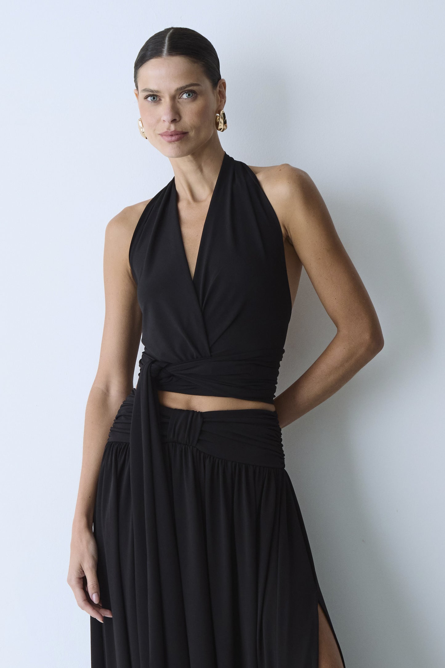 BLUSA FRENTE UNICA COM AMARRACAO E TRANSPASSE PRETO