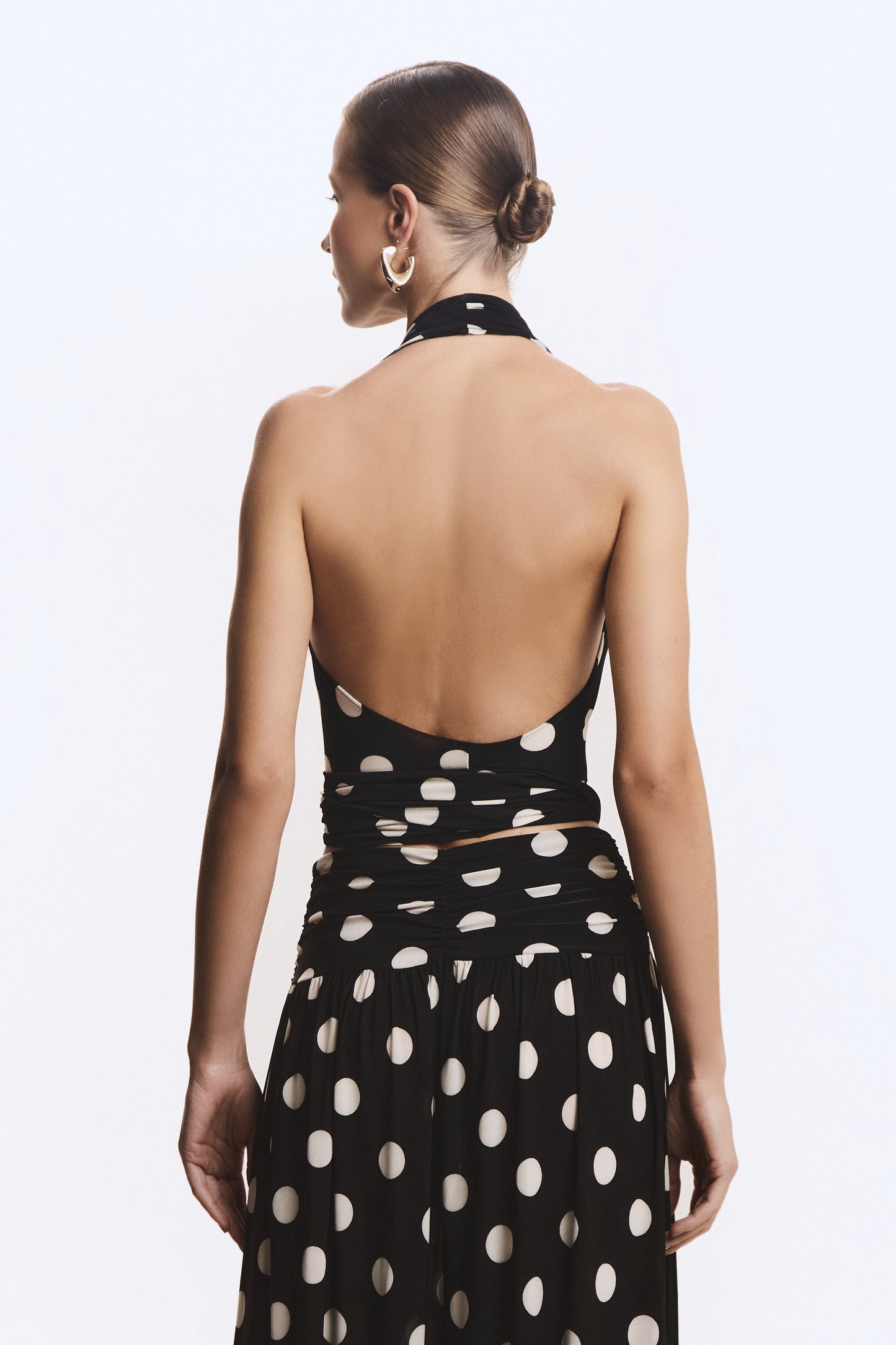 BLUSA FRENTE UNICA COM AMARRACAO E TRANSPASSE POÁ FUNDO PRETO COM OFF