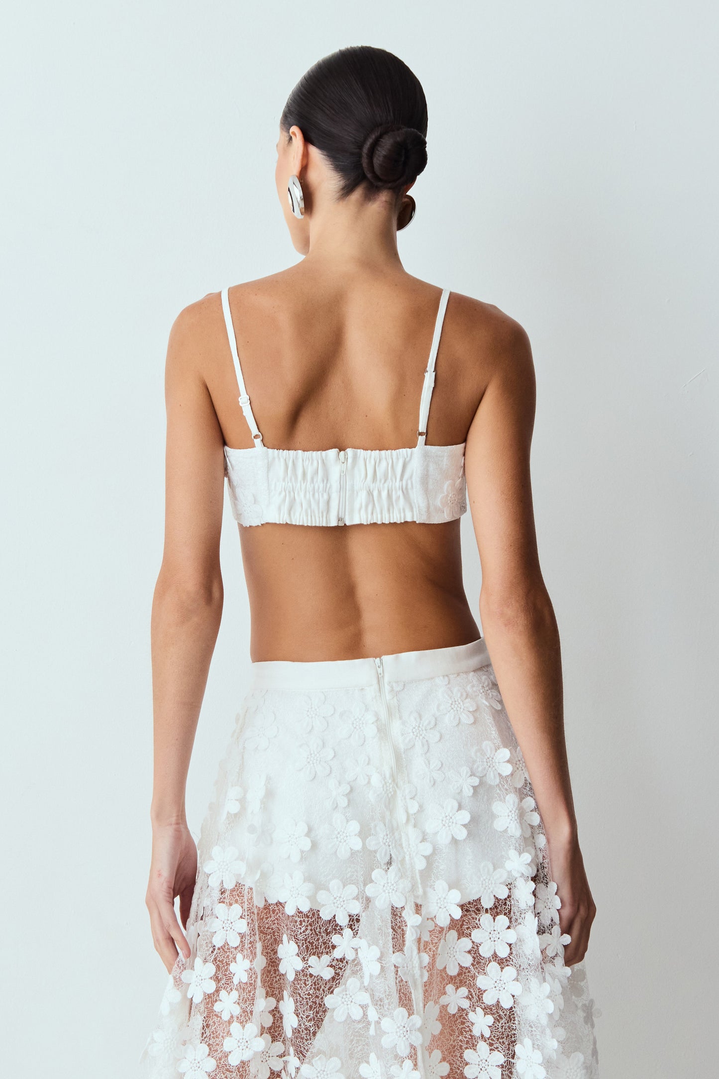 TOP DE ALCA RECORTE BUSTO EM TUL BORDADO OFF WHITE