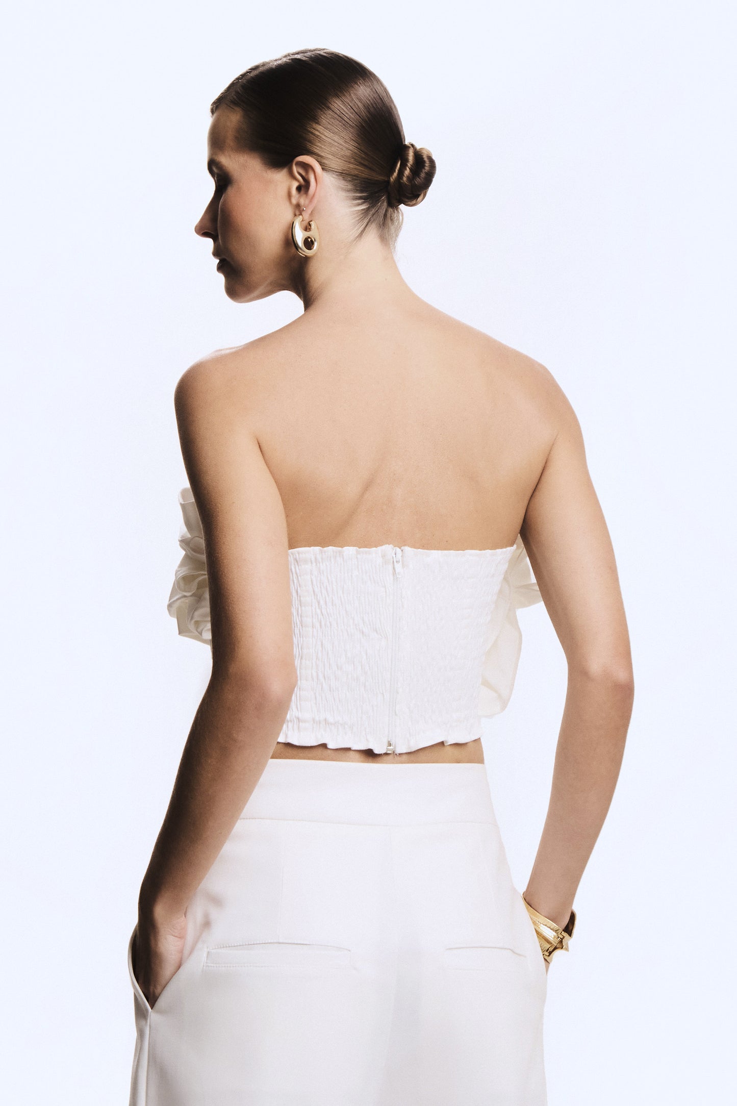 CROPPED TOMARA QUE CAIA COM DRAPEADOS ASSIMETRICOS BUSTO OFF WHITE