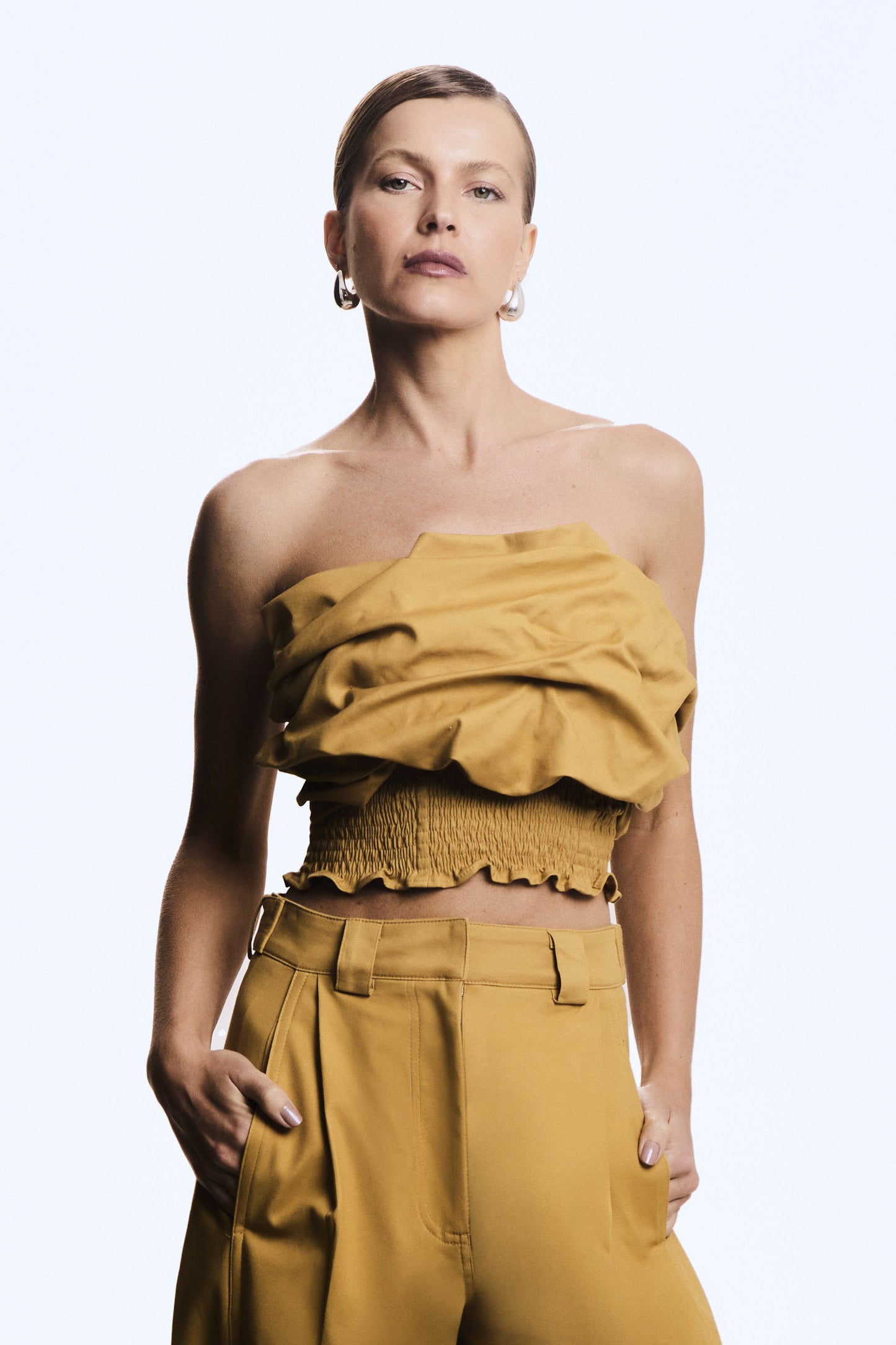 CROPPED TOMARA QUE CAIA COM DRAPEADOS ASSIMETRICOS BUSTO KAKI