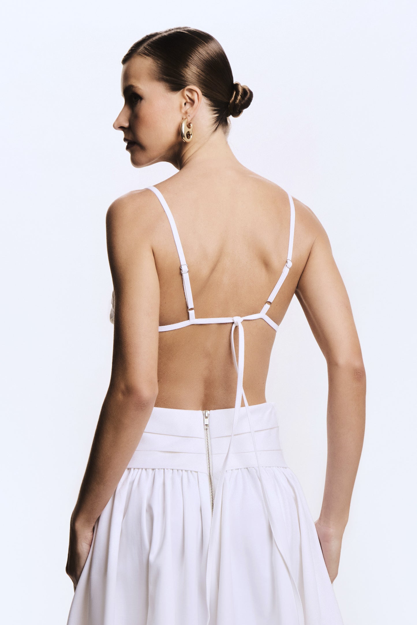 TOP ALÇA FINA COM SOBREPOSIÇÃO E AMARRAÇÃO COSTAS OFF WHITE