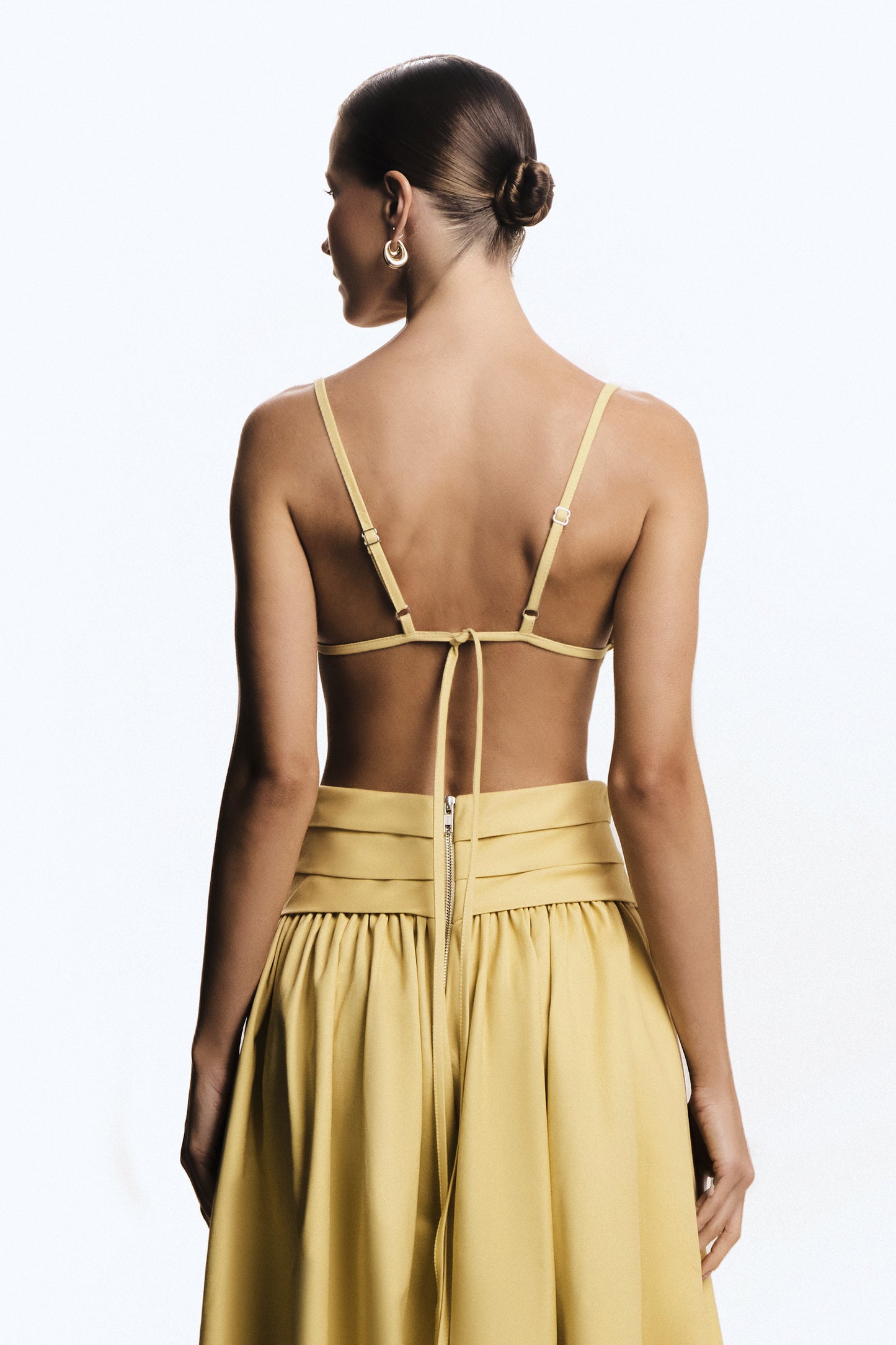 TOP ALÇA FINA COM SOBREPOSIÇÃO E AMARRAÇÃO COSTAS AMARELO MANTEIGA