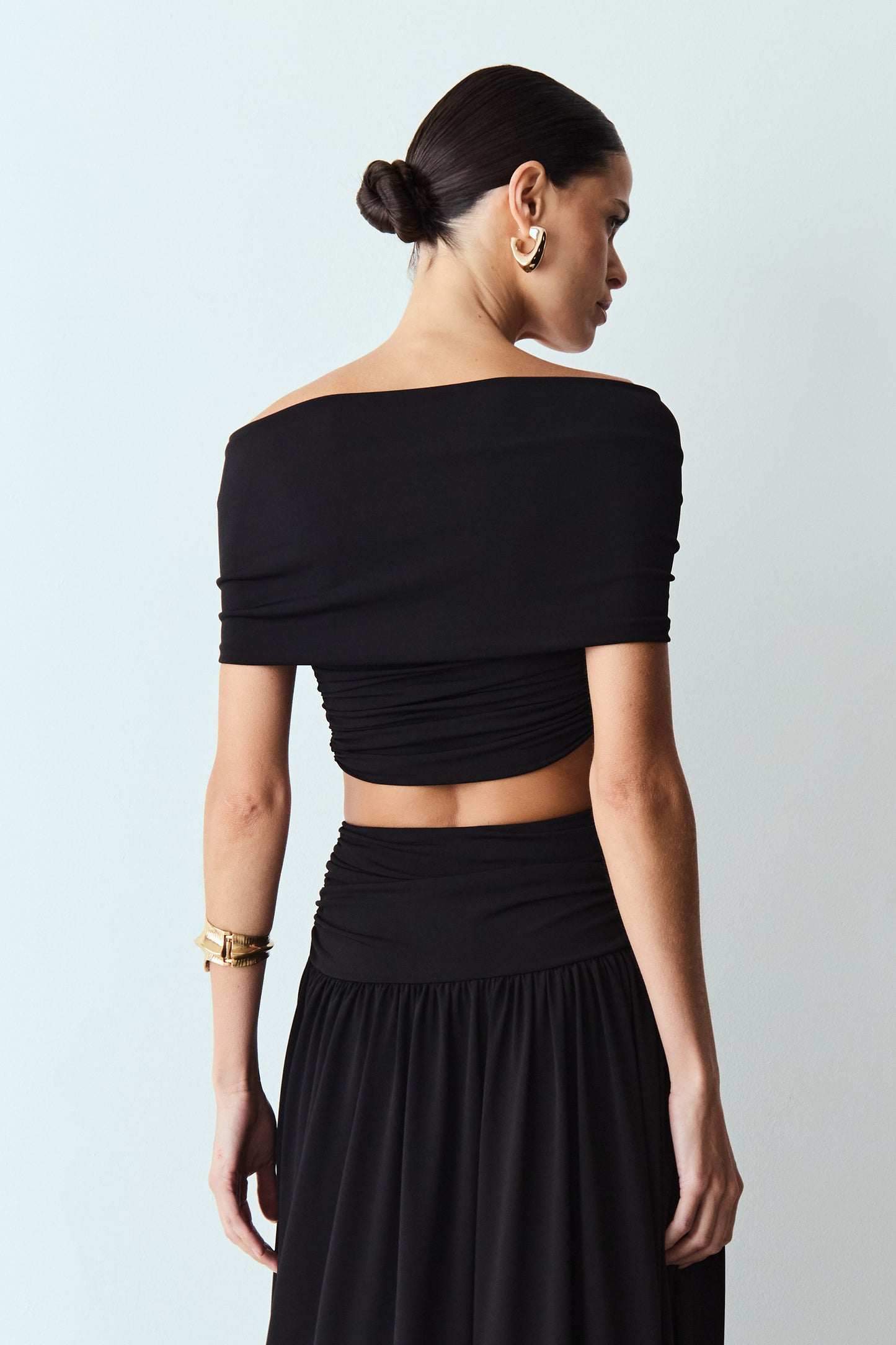 CROPPED OMBRO A OMBRO DETALHE MEIO COM SOBREPOSICAO PRETO