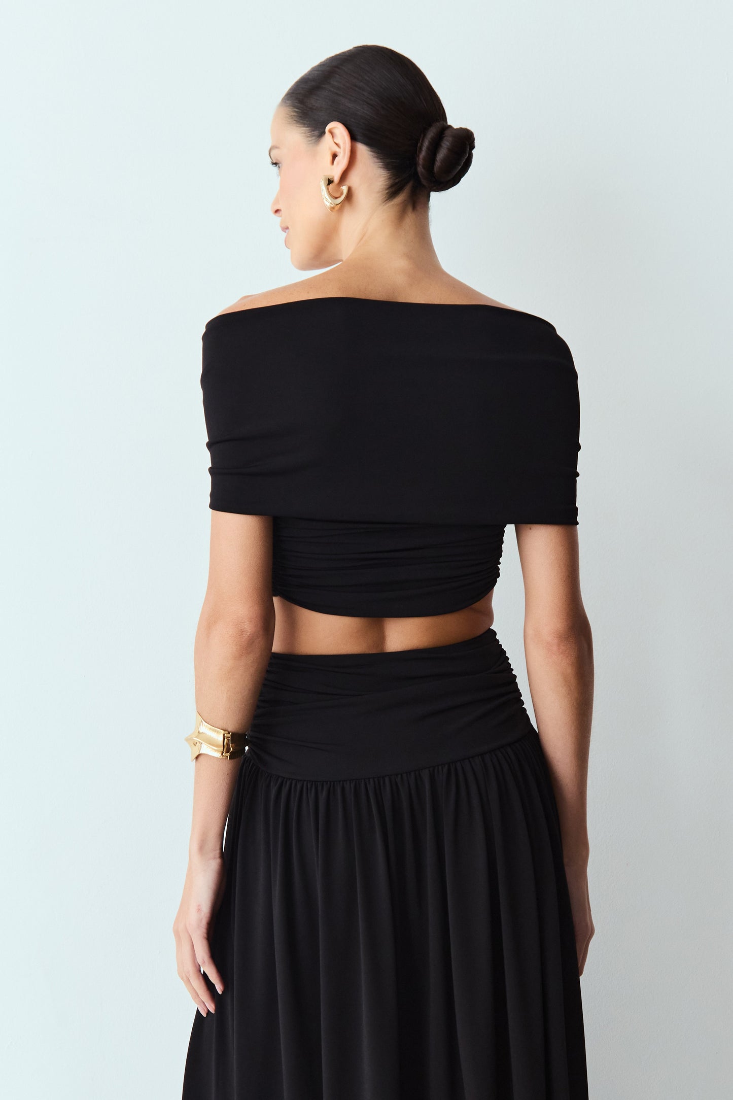 CROPPED OMBRO A OMBRO DETALHE MEIO COM SOBREPOSICAO PRETO