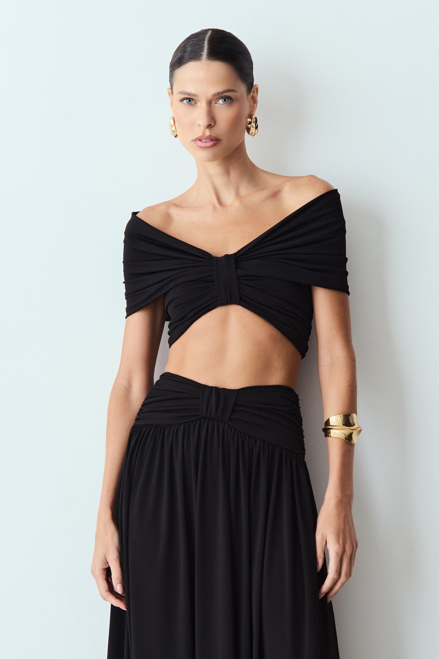 CROPPED OMBRO A OMBRO DETALHE MEIO COM SOBREPOSICAO PRETO