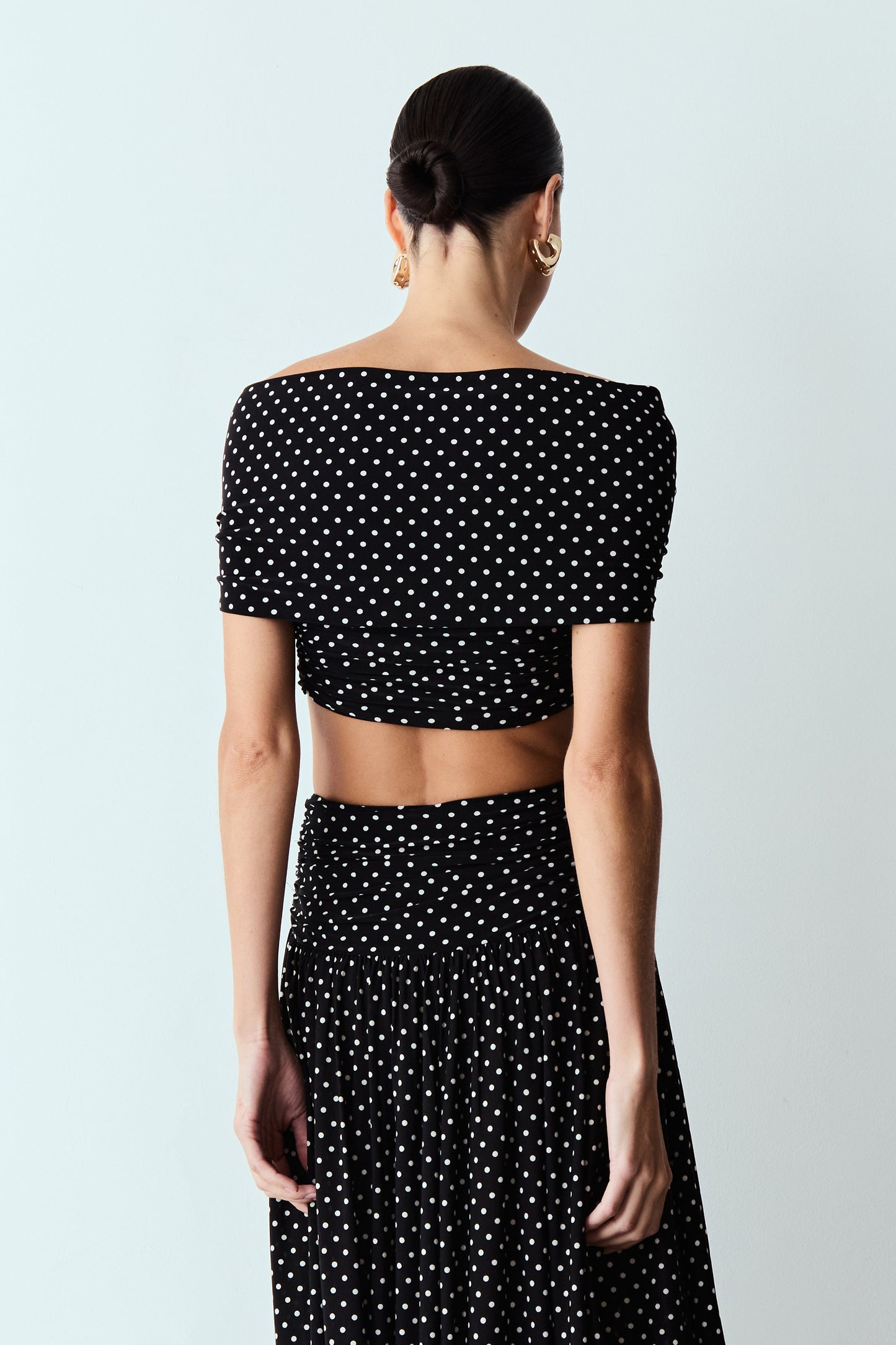 CROPPED OMBRO A OMBRO DETALHE MEIO COM SOBREPOSICAO PRETO COM BRANCO