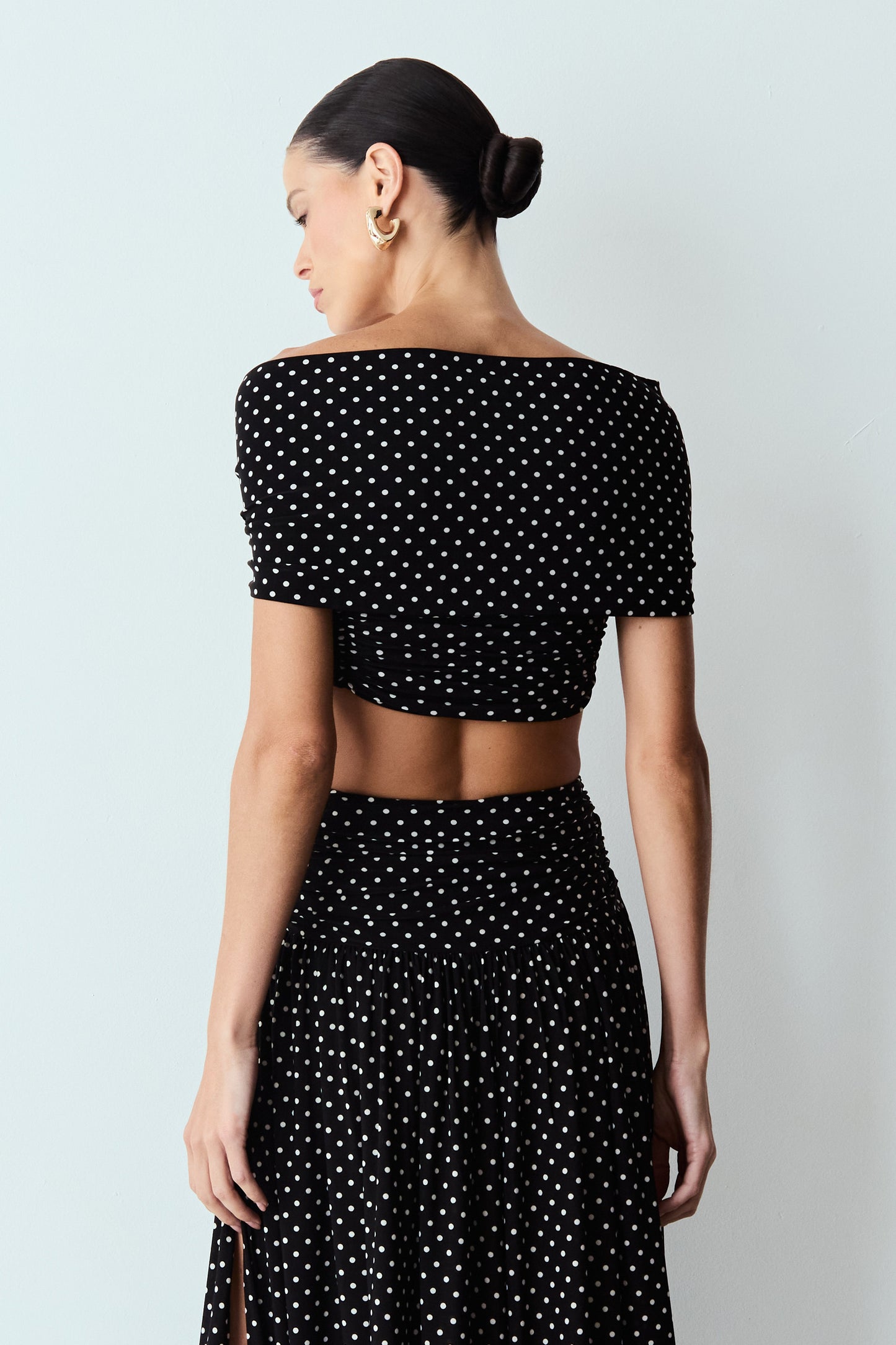 CROPPED OMBRO A OMBRO DETALHE MEIO COM SOBREPOSICAO POÁ PRETO COM BRANCO