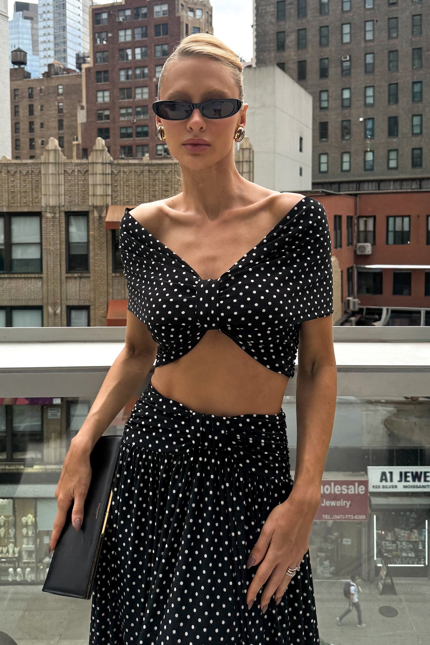 CROPPED OMBRO A OMBRO DETALHE MEIO COM SOBREPOSICAO POÁ PRETO COM BRANCO