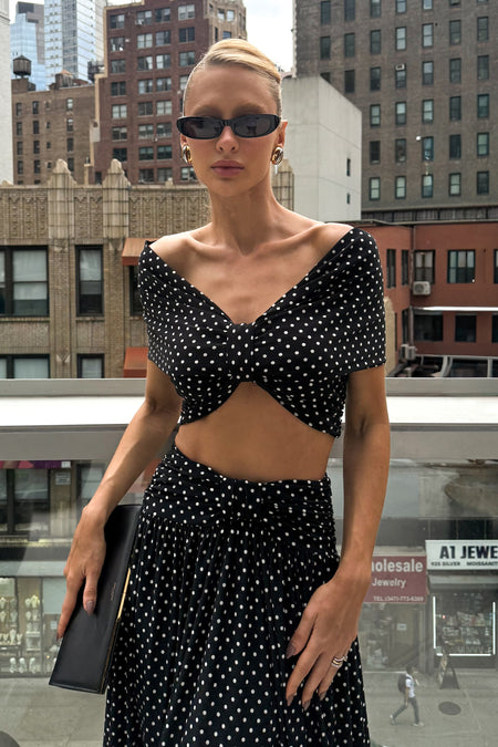 CROPPED OMBRO A OMBRO DETALHE MEIO COM SOBREPOSICAO POÁ PRETO COM BRANCO