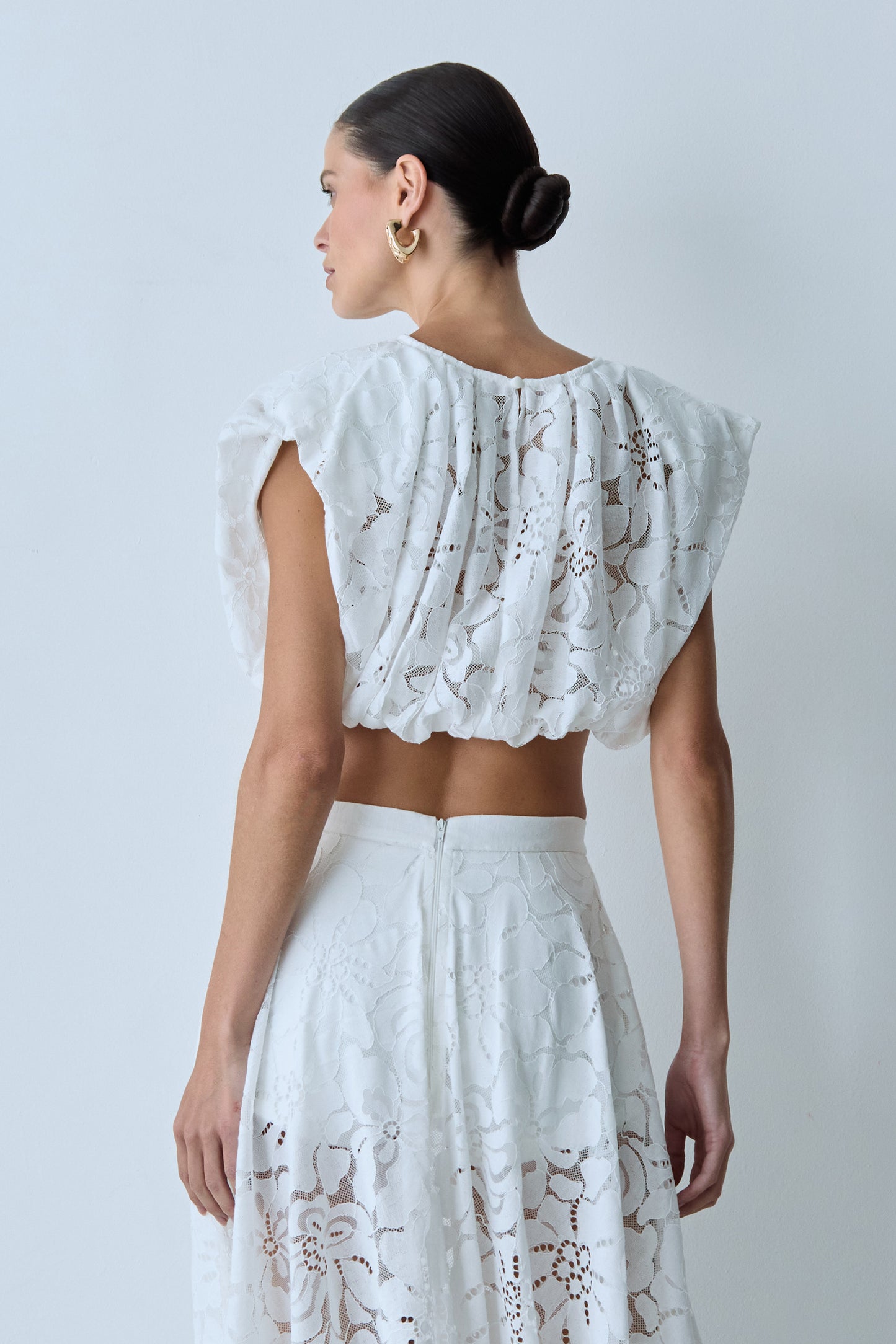 BLUSA MANGA CURTA EM RENDA COM OMBREIRAS E BALONE OFF WHITE