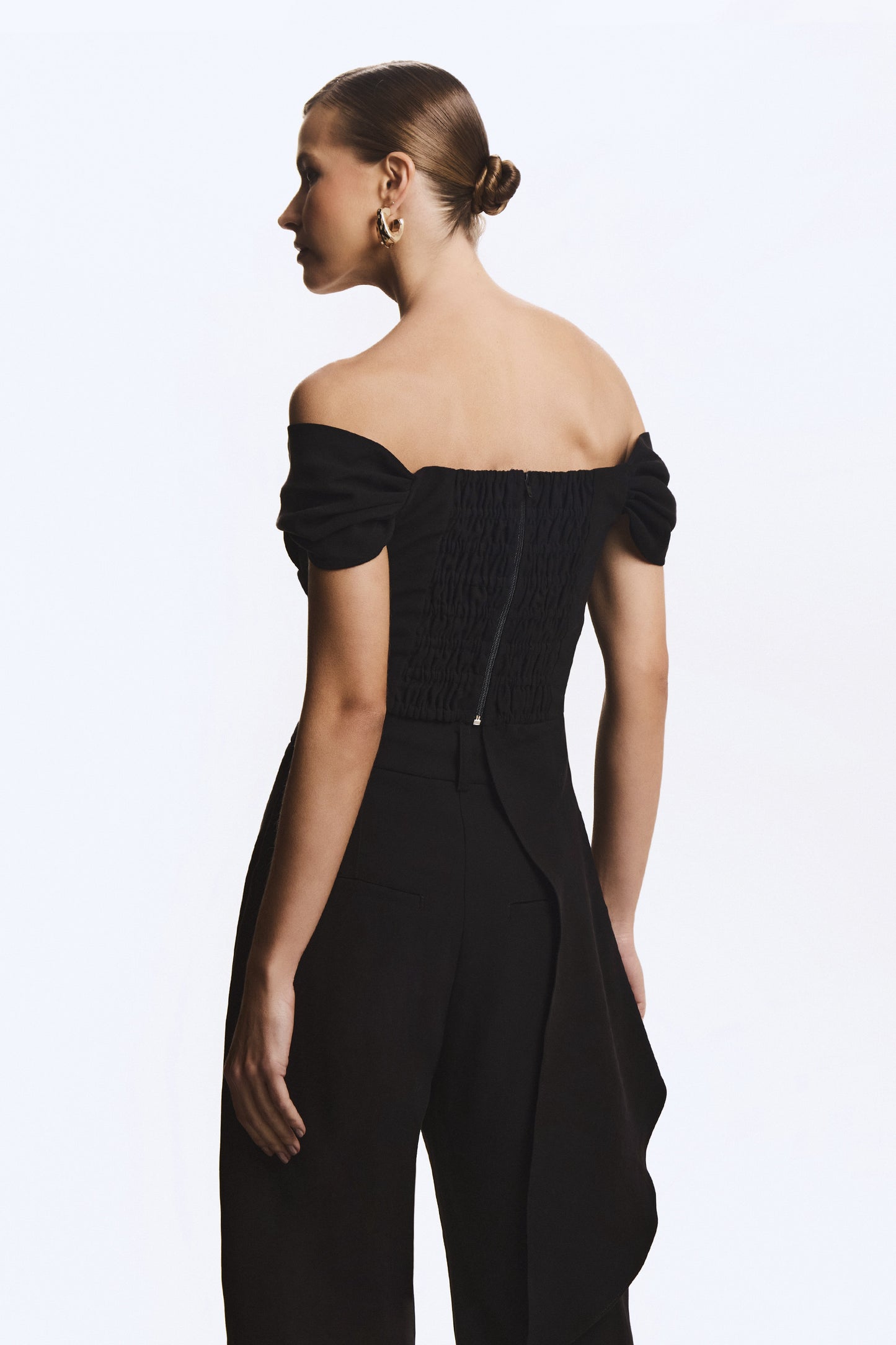 CALCA PANTALONA FLUIDA COM DUAS PREGAS FRENTE PRETO