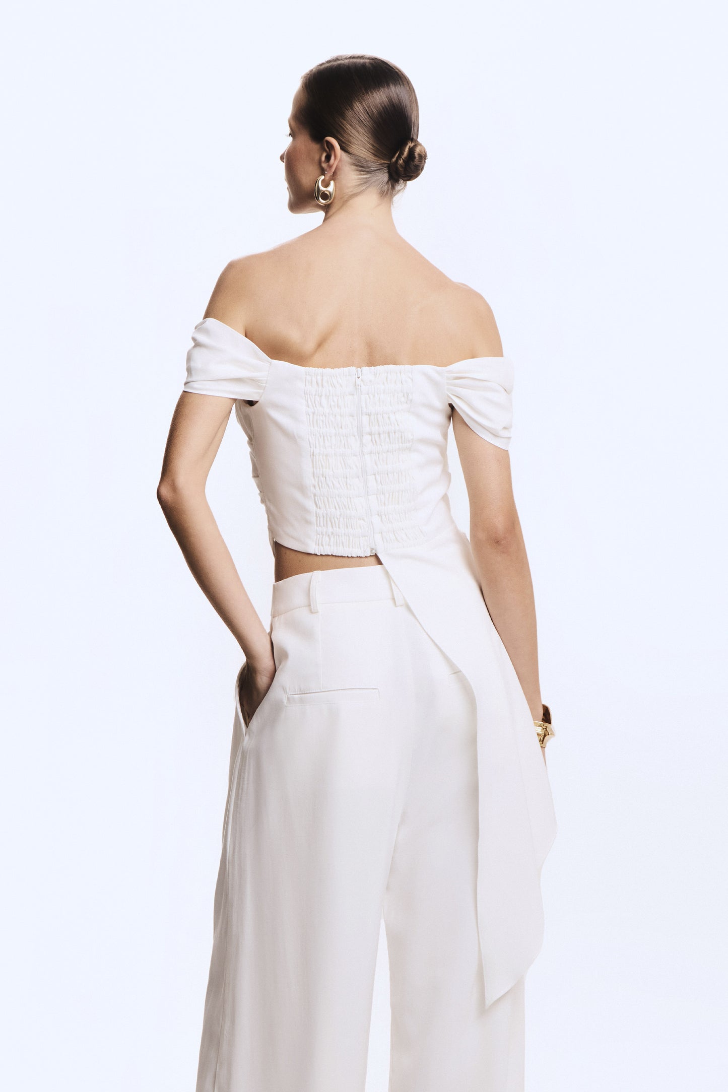 BLUSA OMBRO A OMBRO FLUIDA COM BARRA ASSIMETRICA E DRAPEADOS OFF WHITE