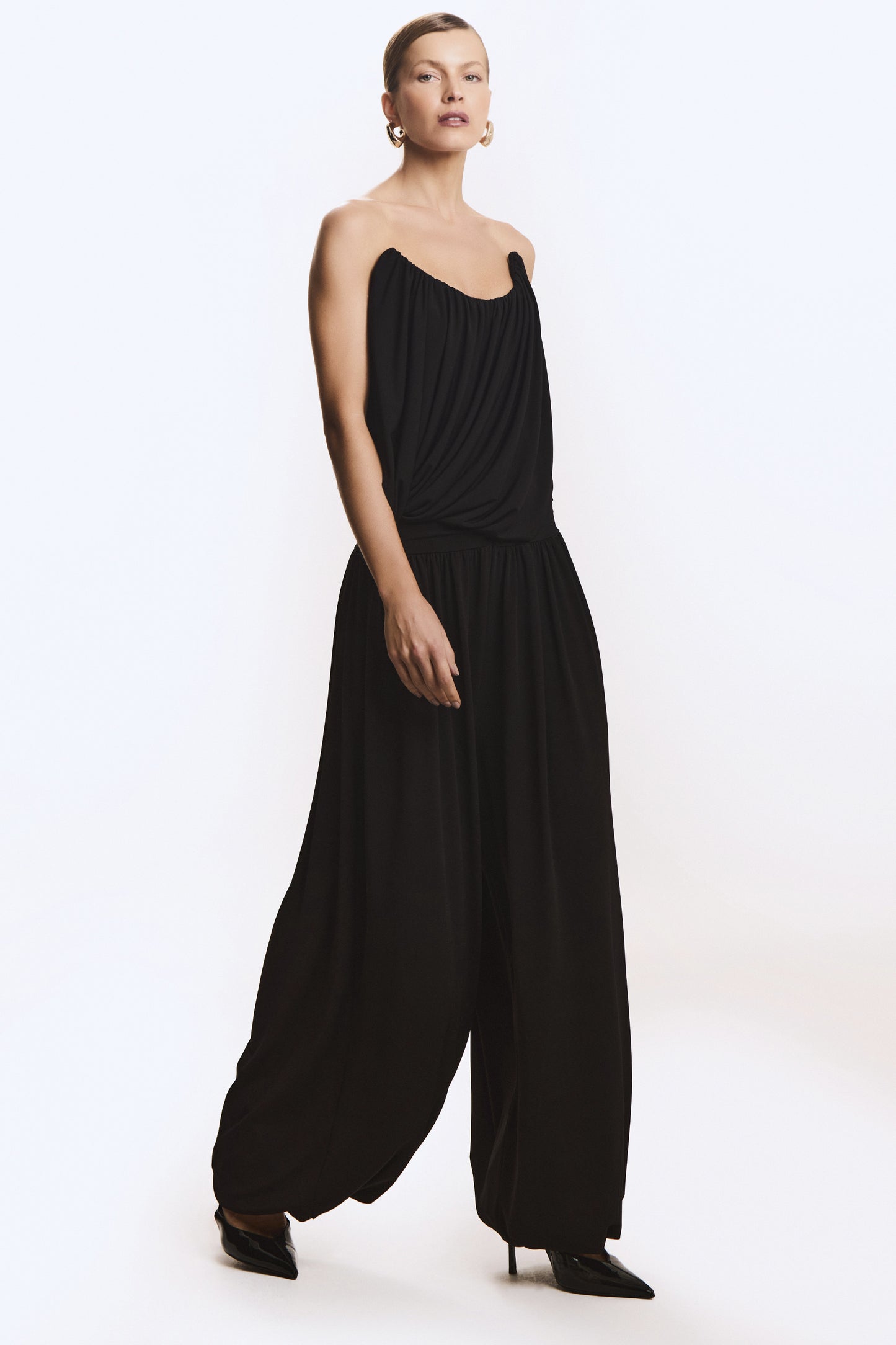 CROPPED TOMARA QUE CAIA RECORTE DECOTE E SOBREPOSICAO FLUIDA PRETO