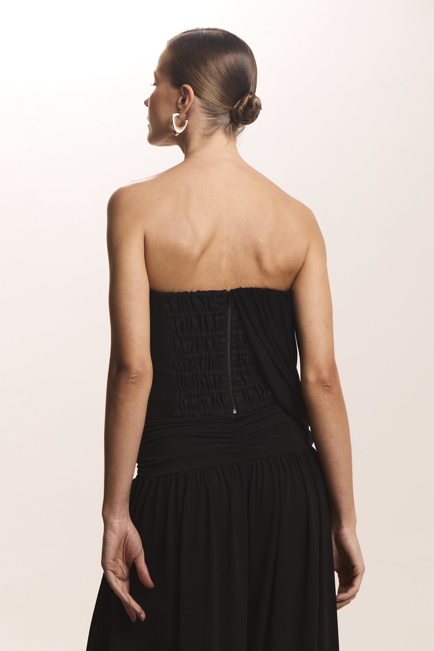 CROPPED TOMARA QUE CAIA RECORTE DECOTE E SOBREPOSICAO FLUIDA PRETO