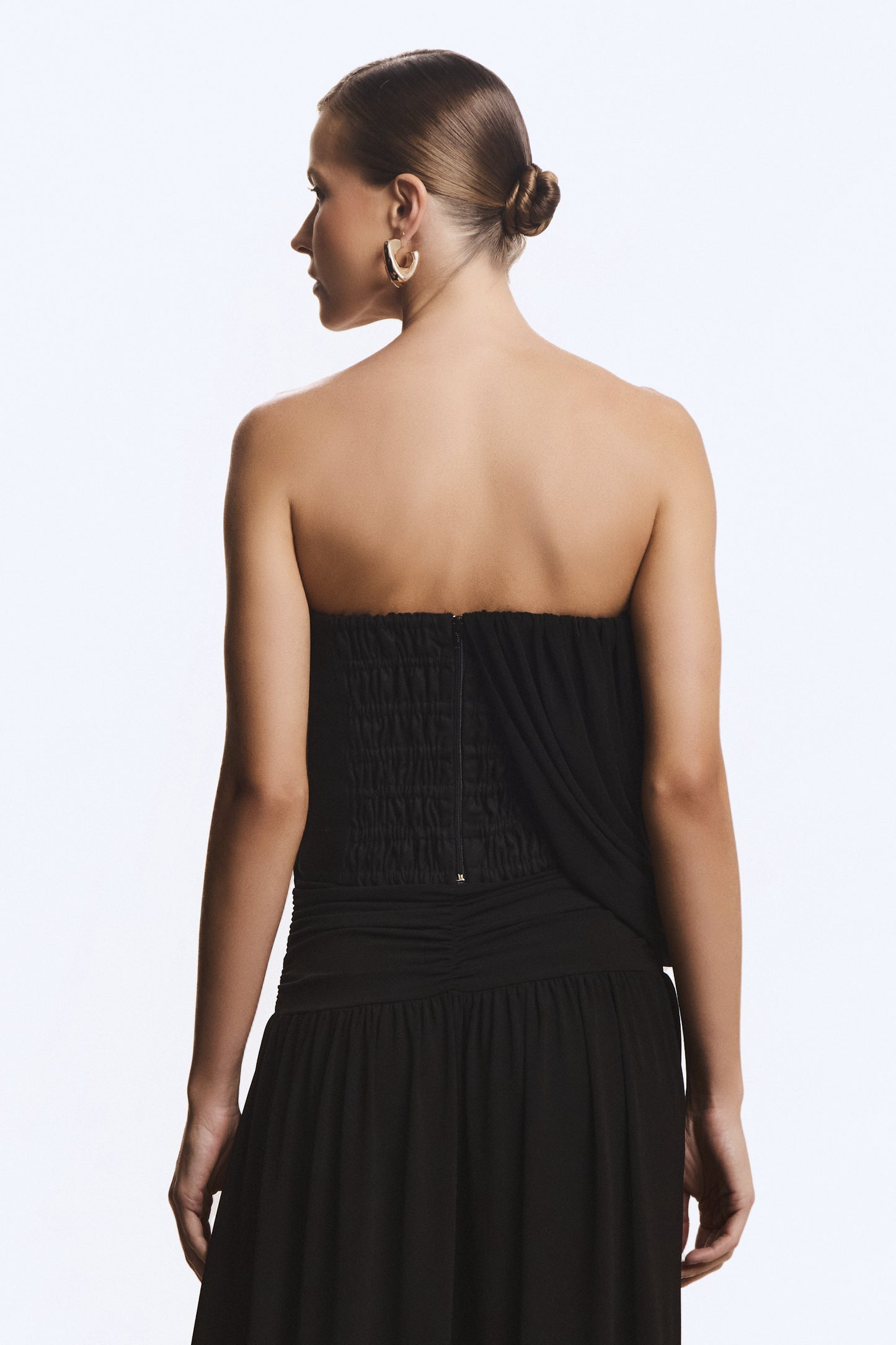 CROPPED TOMARA QUE CAIA RECORTE DECOTE E SOBREPOSICAO FLUIDA PRETO