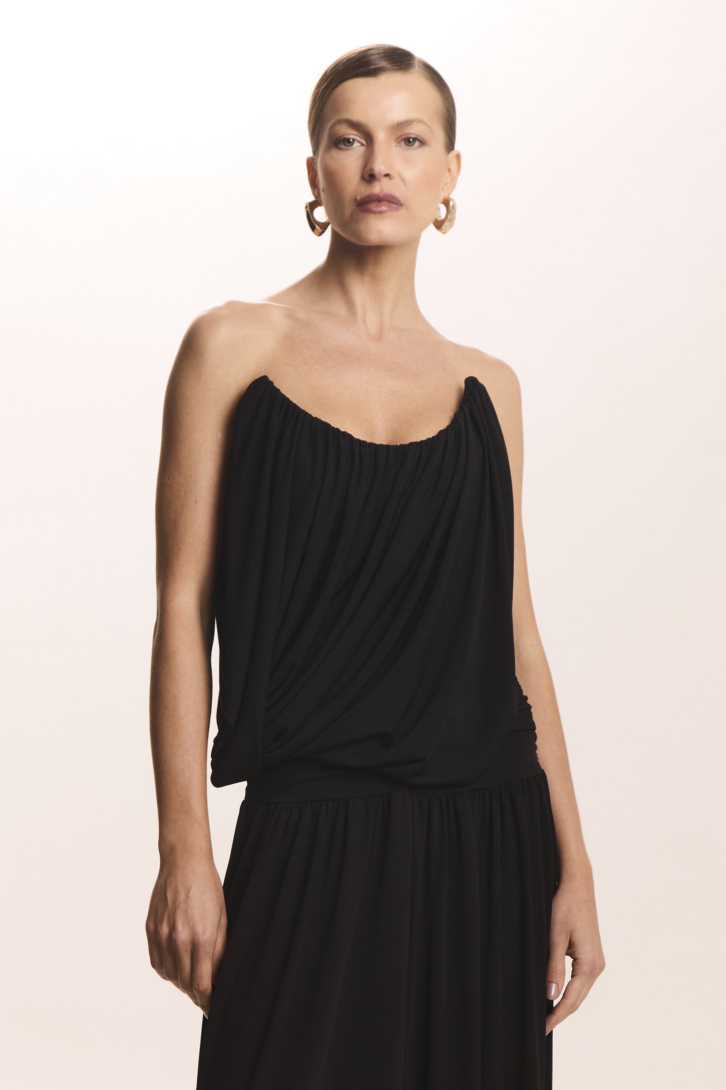 CROPPED TOMARA QUE CAIA RECORTE DECOTE E SOBREPOSICAO FLUIDA PRETO