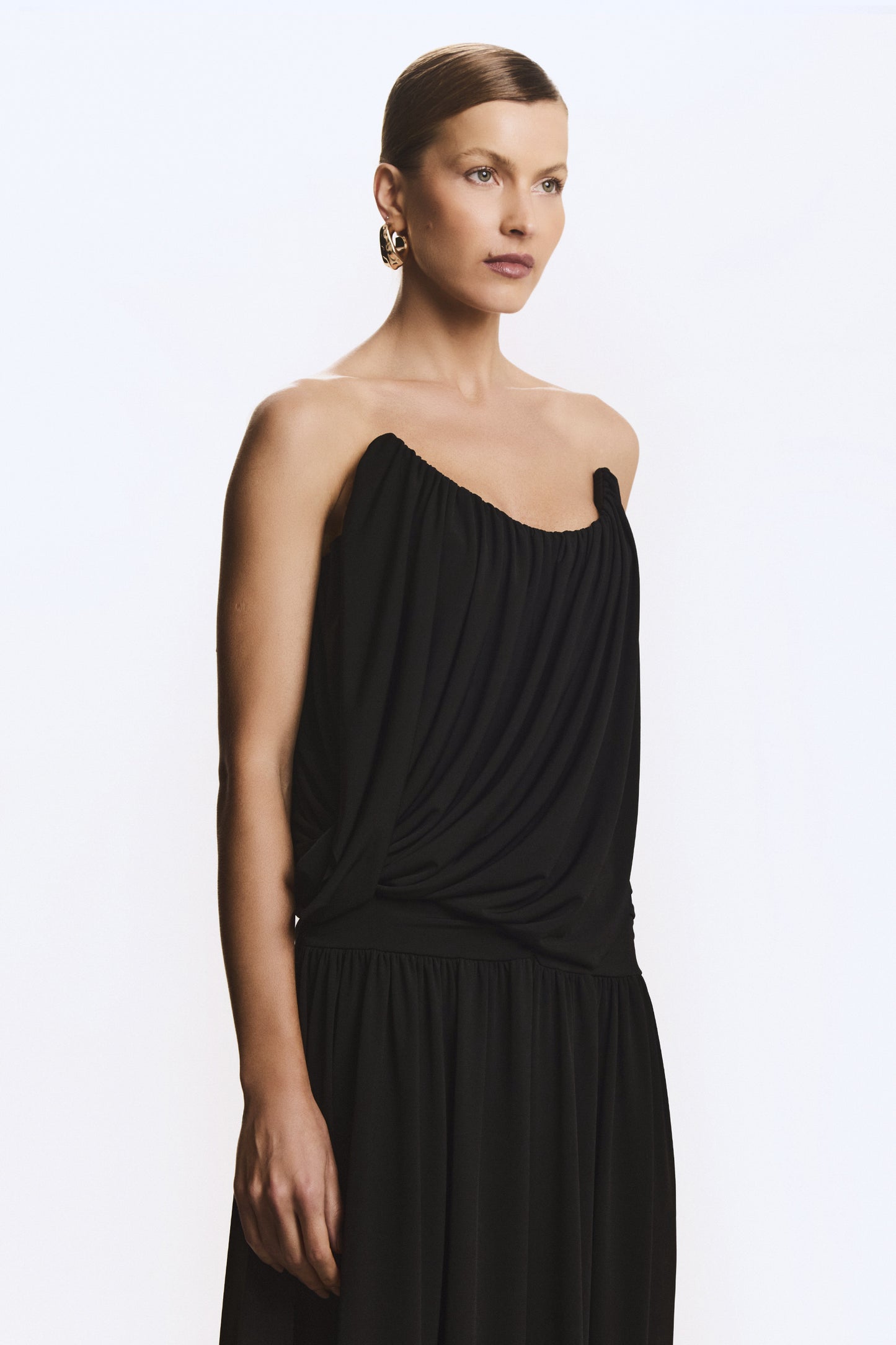 CROPPED TOMARA QUE CAIA RECORTE DECOTE E SOBREPOSICAO FLUIDA PRETO