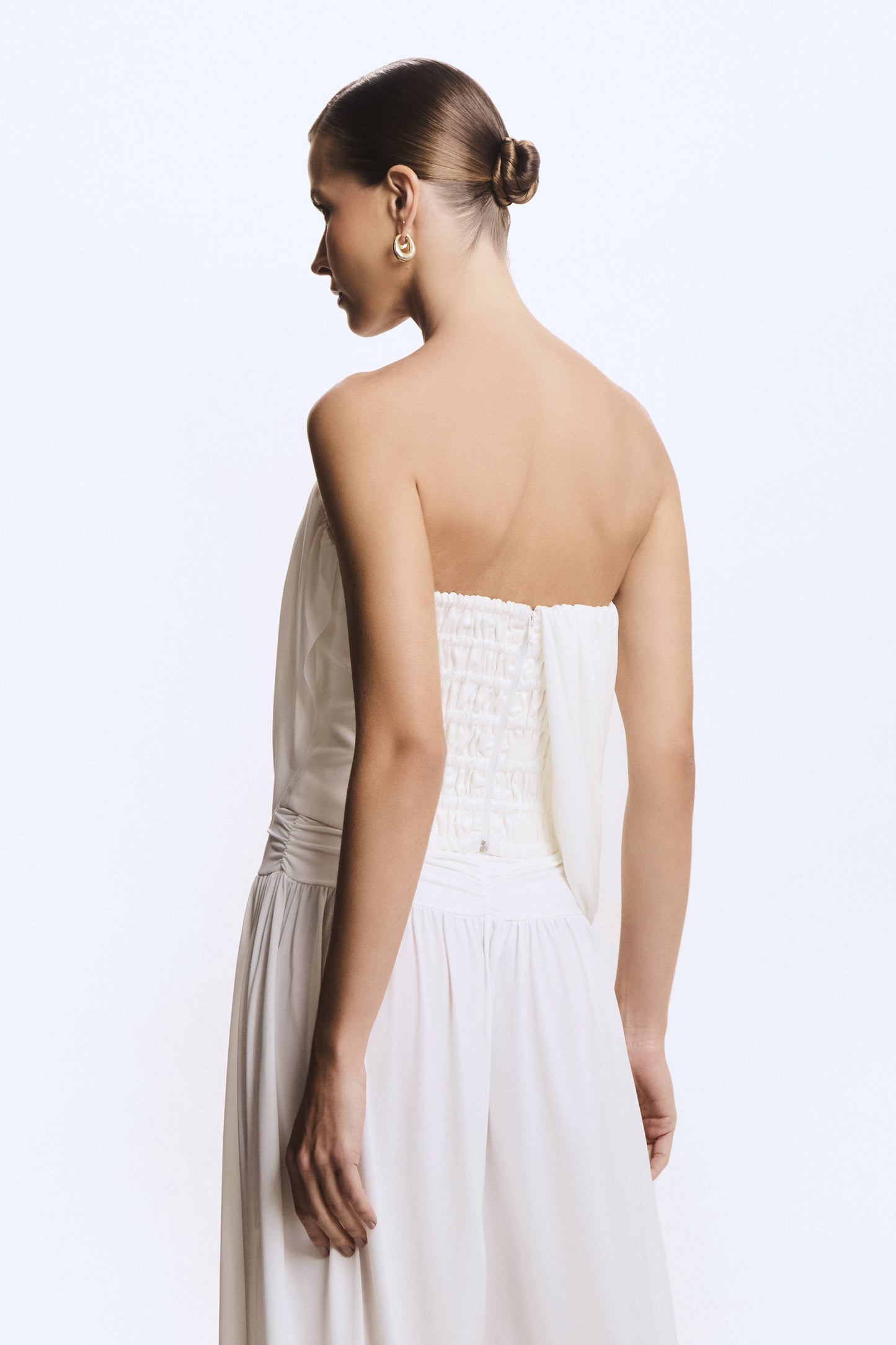 CROPPED TOMARA QUE CAIA RECORTE DECOTE E SOBREPOSICAO FLUIDA OFF WHITE