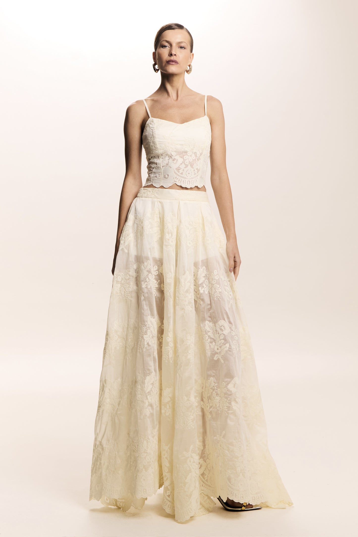 CROPPED DE ALCA RECORTE V BUSTO BARRA ASSIMETRICA CREME