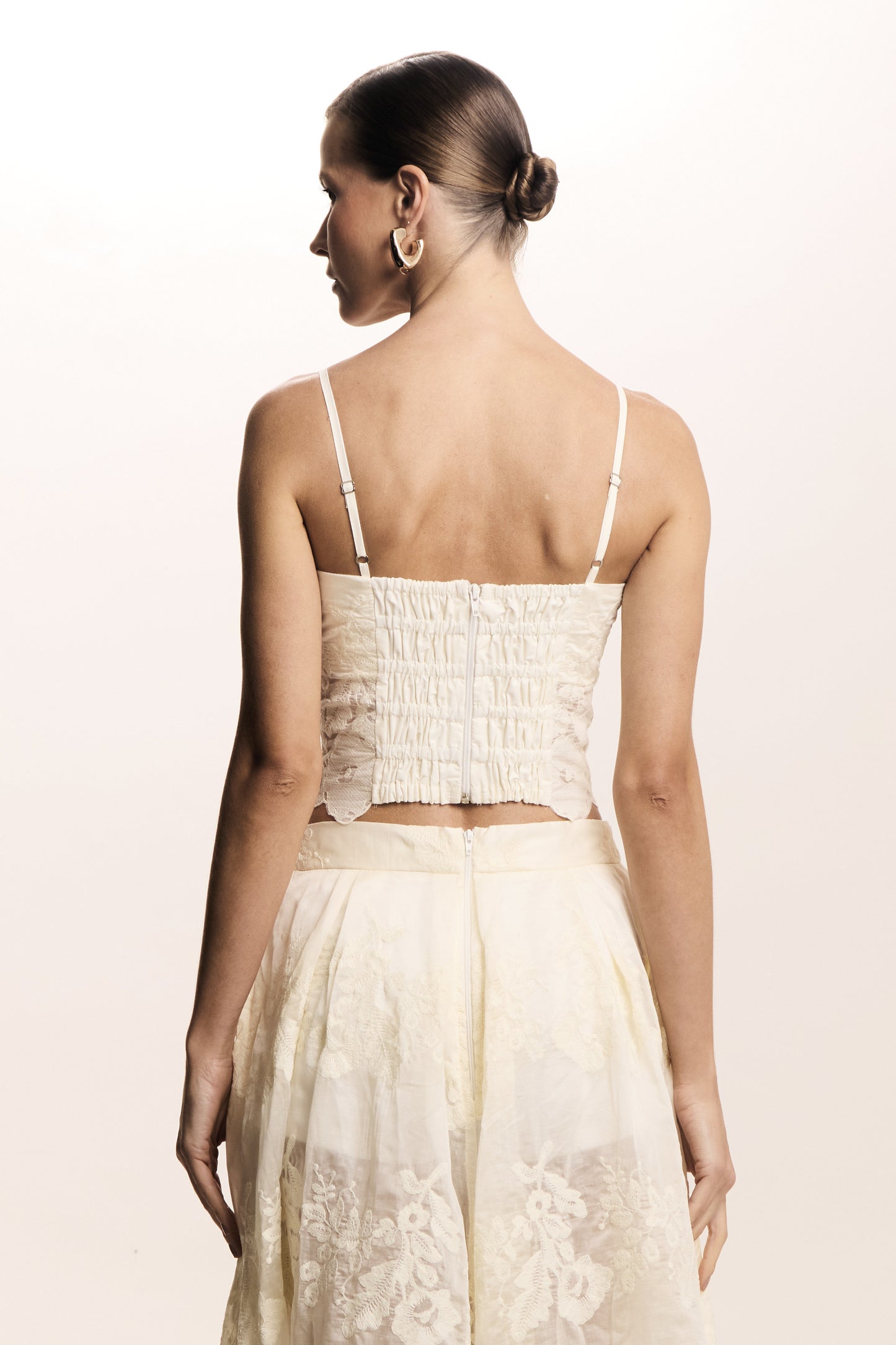 CROPPED DE ALCA RECORTE V BUSTO BARRA ASSIMETRICA CREME