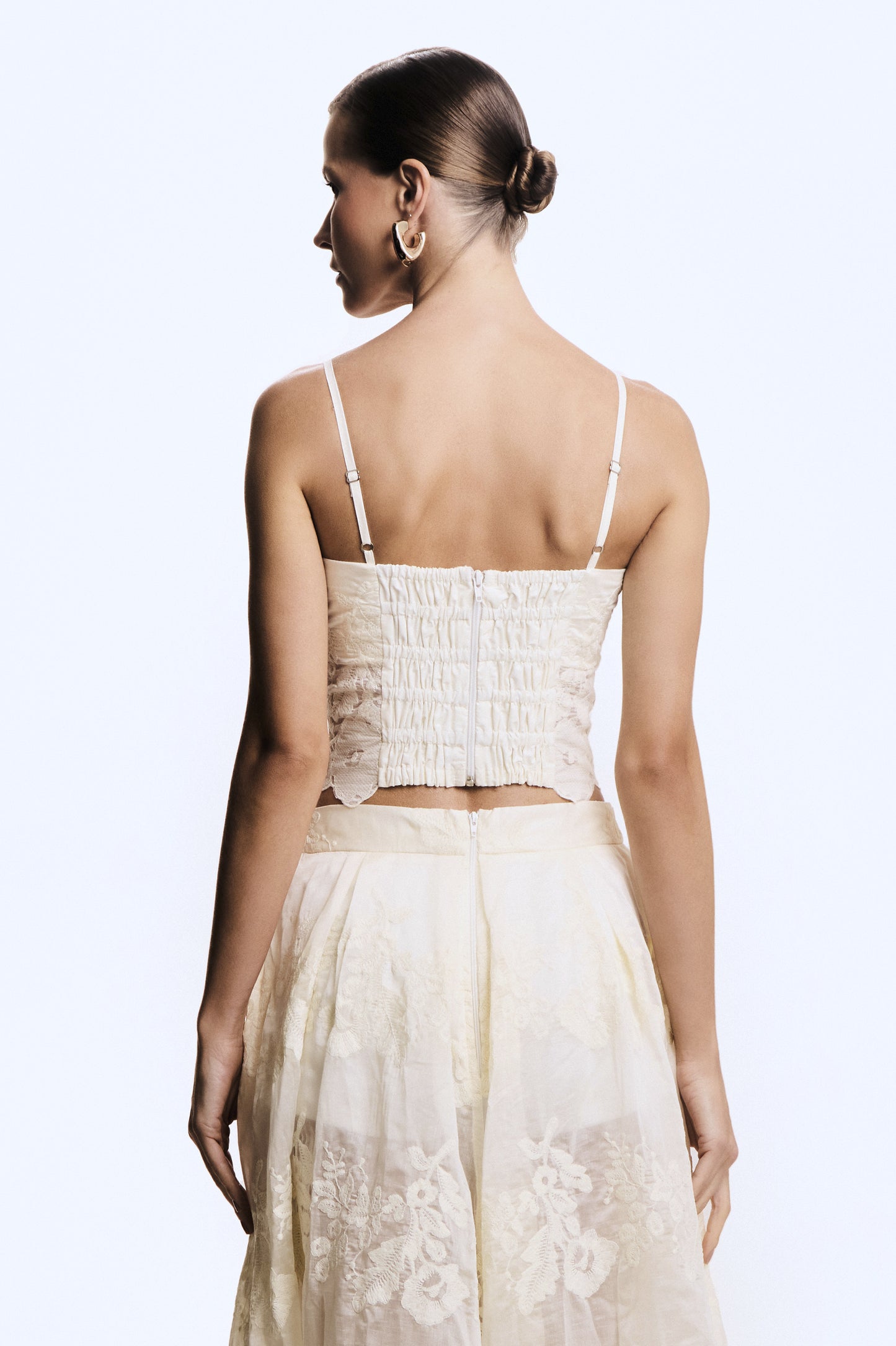 CROPPED DE ALCA RECORTE V BUSTO BARRA ASSIMETRICA CREME