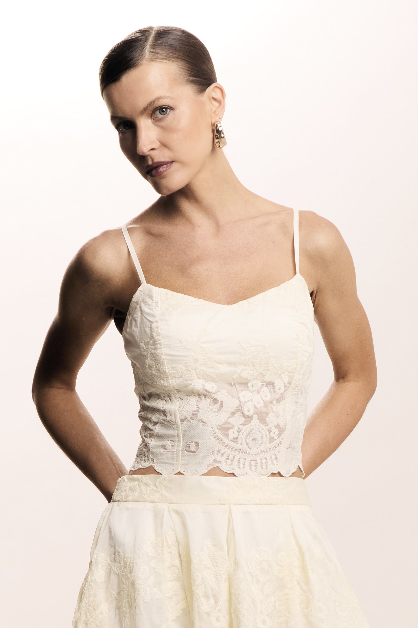 CROPPED DE ALCA RECORTE V BUSTO BARRA ASSIMETRICA CREME