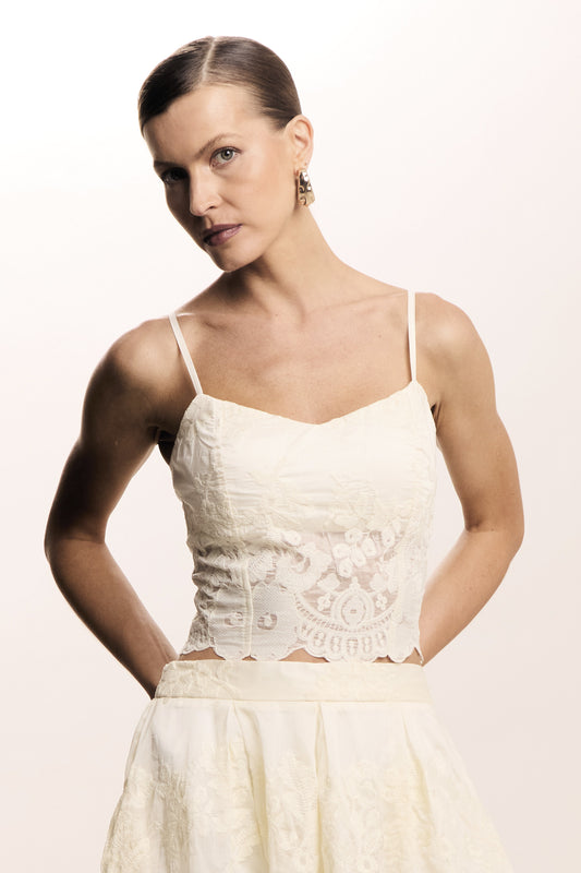 CROPPED DE ALCA RECORTE V BUSTO BARRA ASSIMETRICA CREME