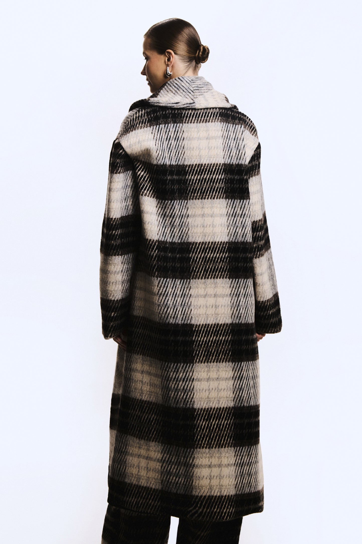 CASACO LONGO XADREZ COM GOLA MARROM