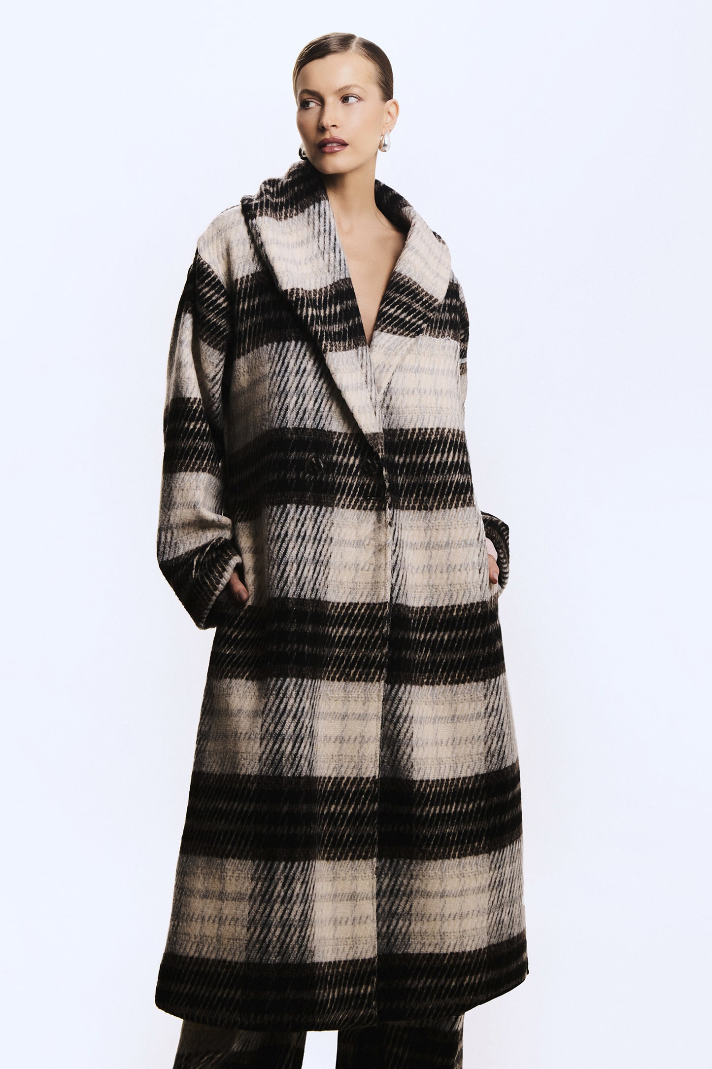 CASACO LONGO XADREZ COM GOLA MARROM