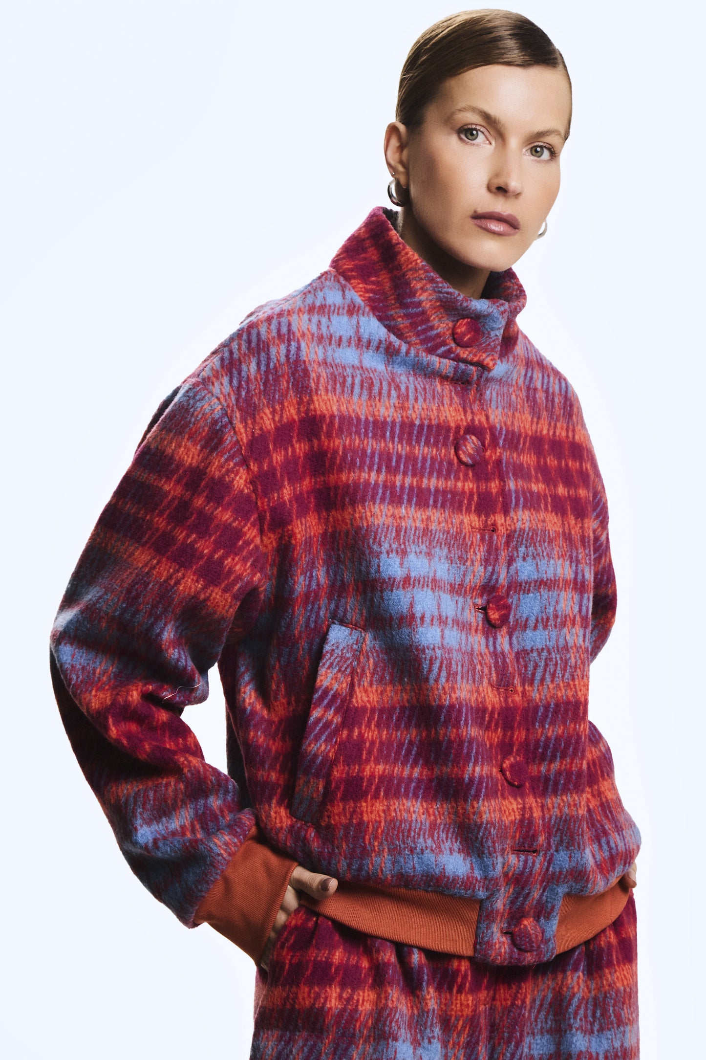 CASACO CURTO XADREZ COM GOLA E BOTOES FRONTAL VERMELHO