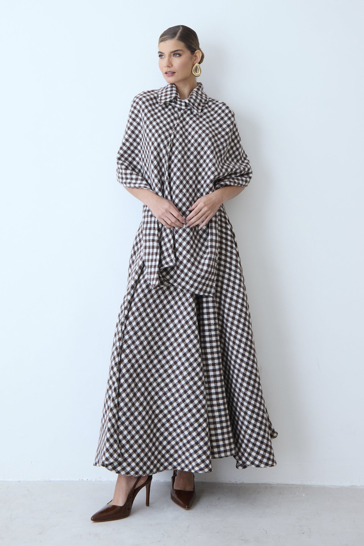 BLUSA MANGA CURTA PONCHO COM GOLA TRADICIONAL TRANSPASSADO MARROM