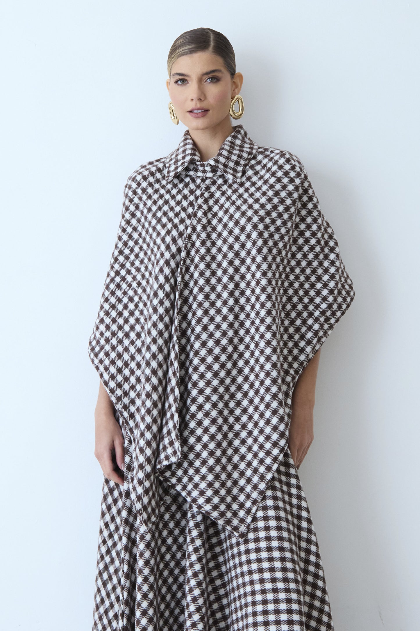 BLUSA MANGA CURTA PONCHO COM GOLA TRADICIONAL TRANSPASSADO MARROM