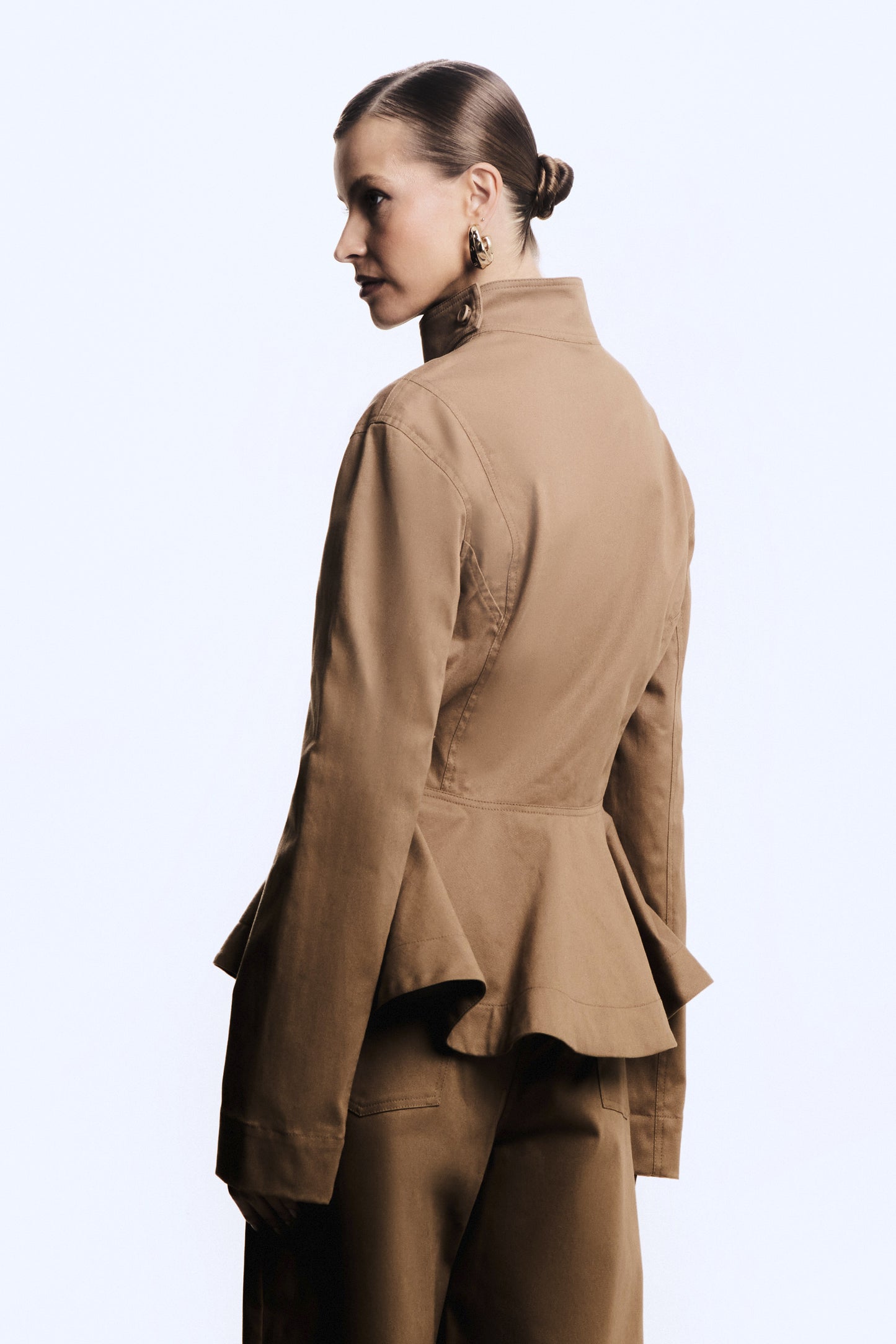 CASACO CURTO SOBREPOSICAO GOLA ACINTURADO BARRA AMPLA KAKI