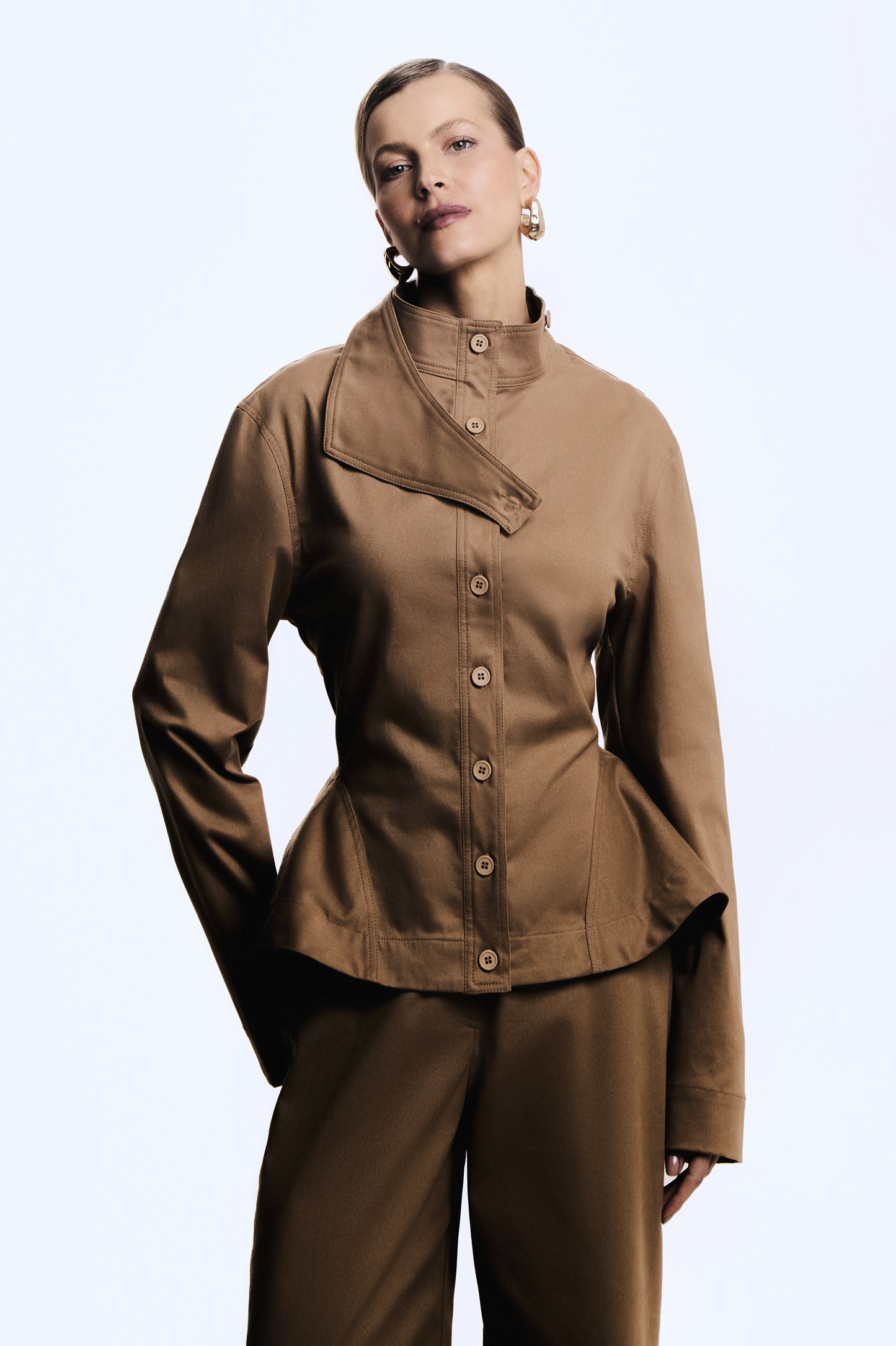 CASACO CURTO SOBREPOSICAO GOLA ACINTURADO BARRA AMPLA KAKI