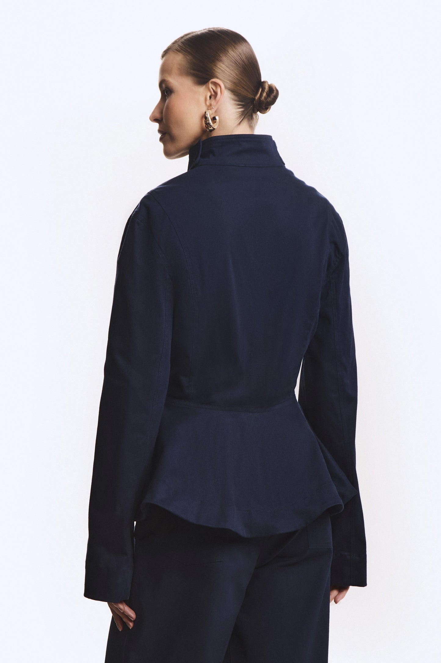 CASACO CURTO SOBREPOSICAO GOLA ACINTURADO BARRA AMPLA AZUL MARINHO ESCURO