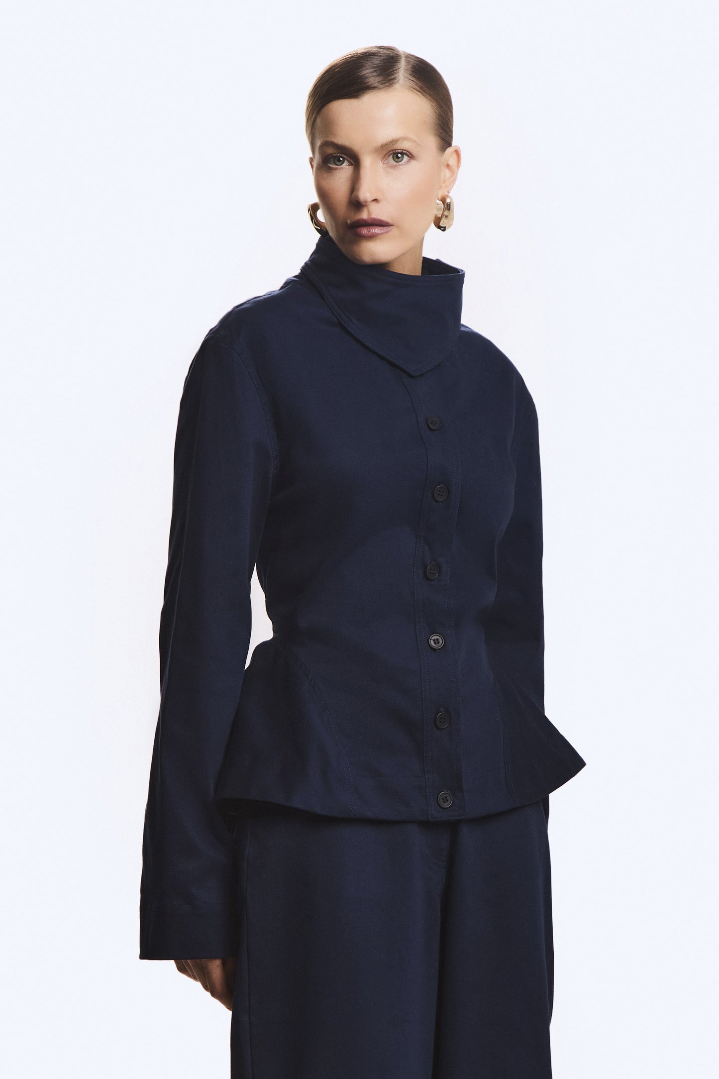 CASACO CURTO SOBREPOSICAO GOLA ACINTURADO BARRA AMPLA AZUL MARINHO ESCURO