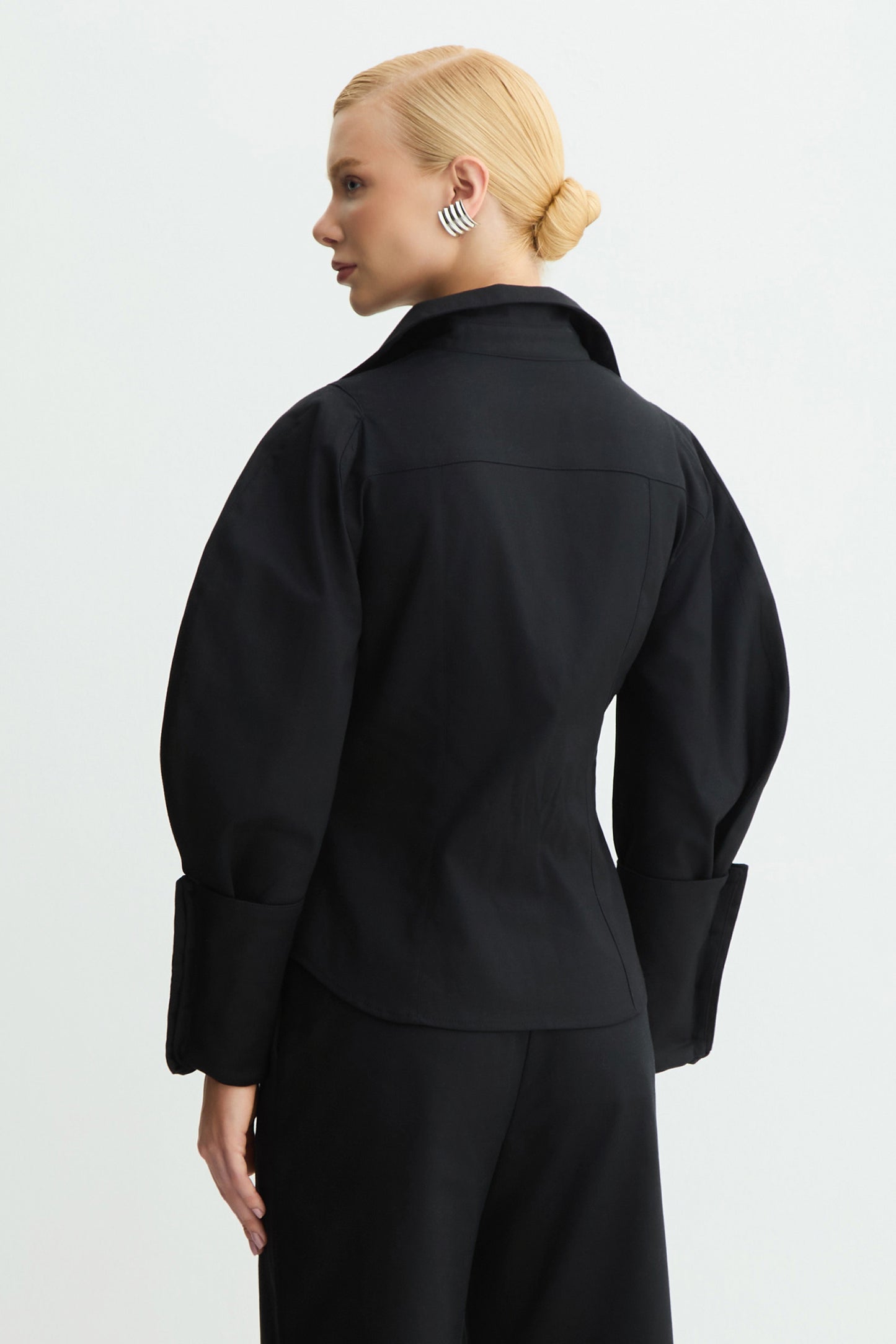 CAMISA MANGA COMPRIDA ESTRUTURADA COM MANGAS AMPLAS PRETO