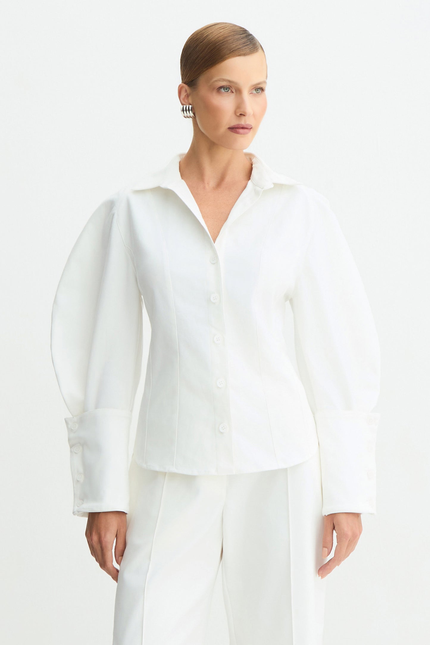 CAMISA MANGA COMPRIDA ESTRUTURADA COM MANGAS AMPLAS OFF WHITE