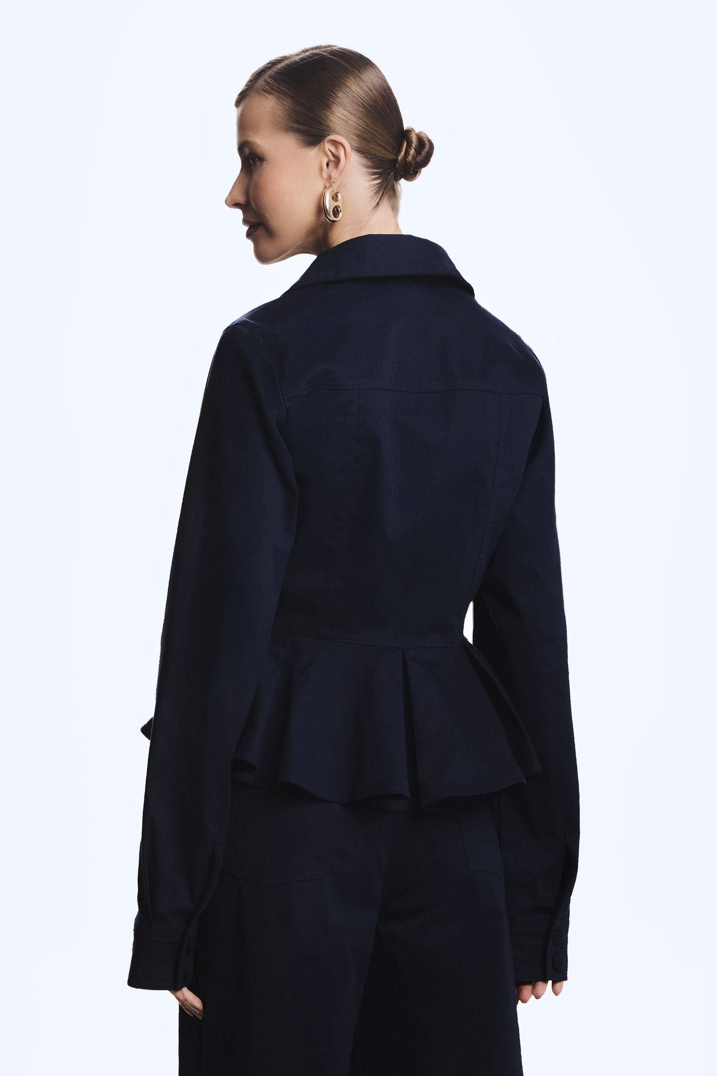 BLUSA MANGA LONGA ACINTURADA BARRA AMPLA BOLSOS FRENTE AZUL MARINHO