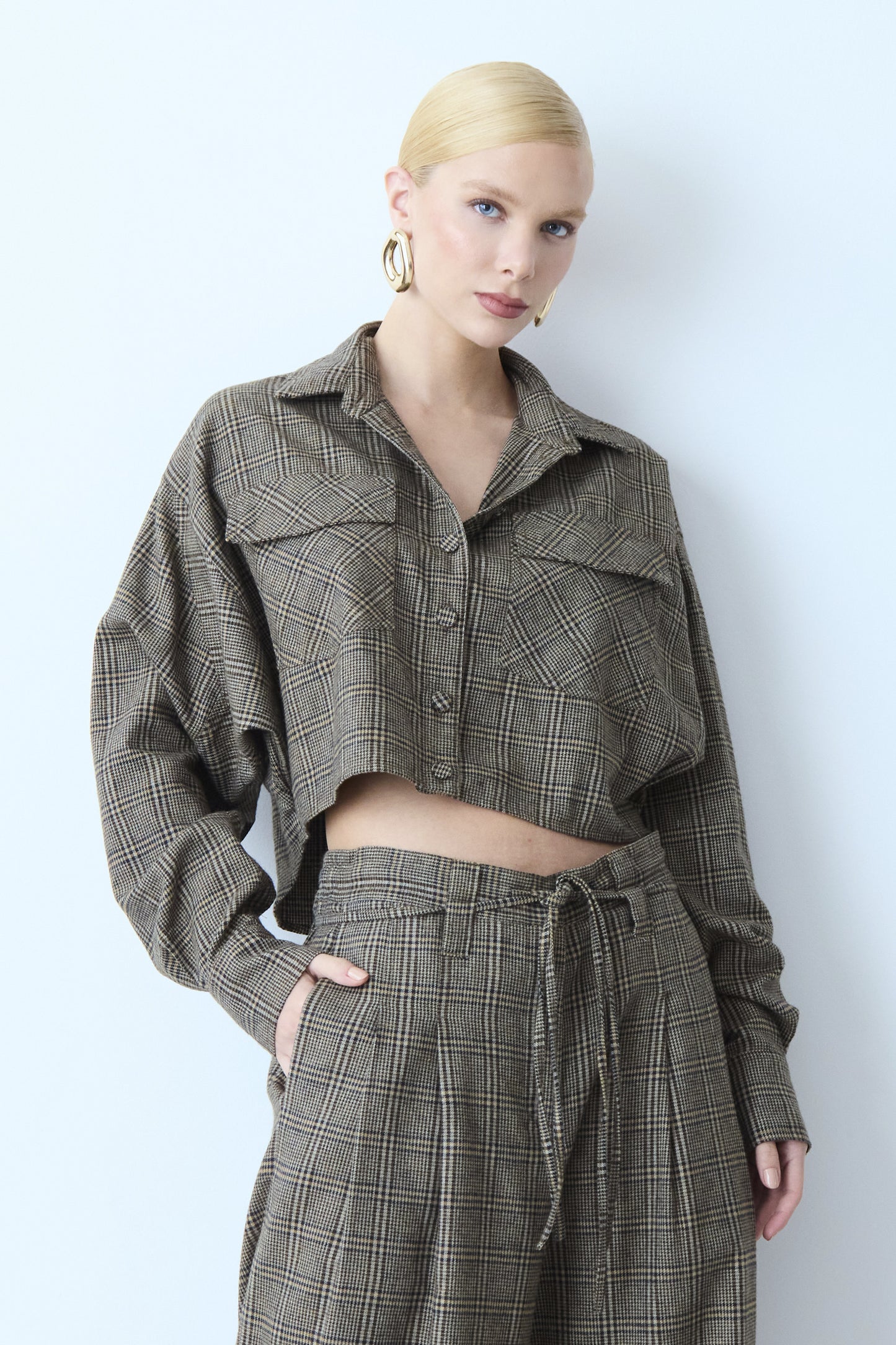 BLUSA MANGA LONGA FECHAMENTO BOTOES BOLSAO FRONTAL XADREZ MARROM