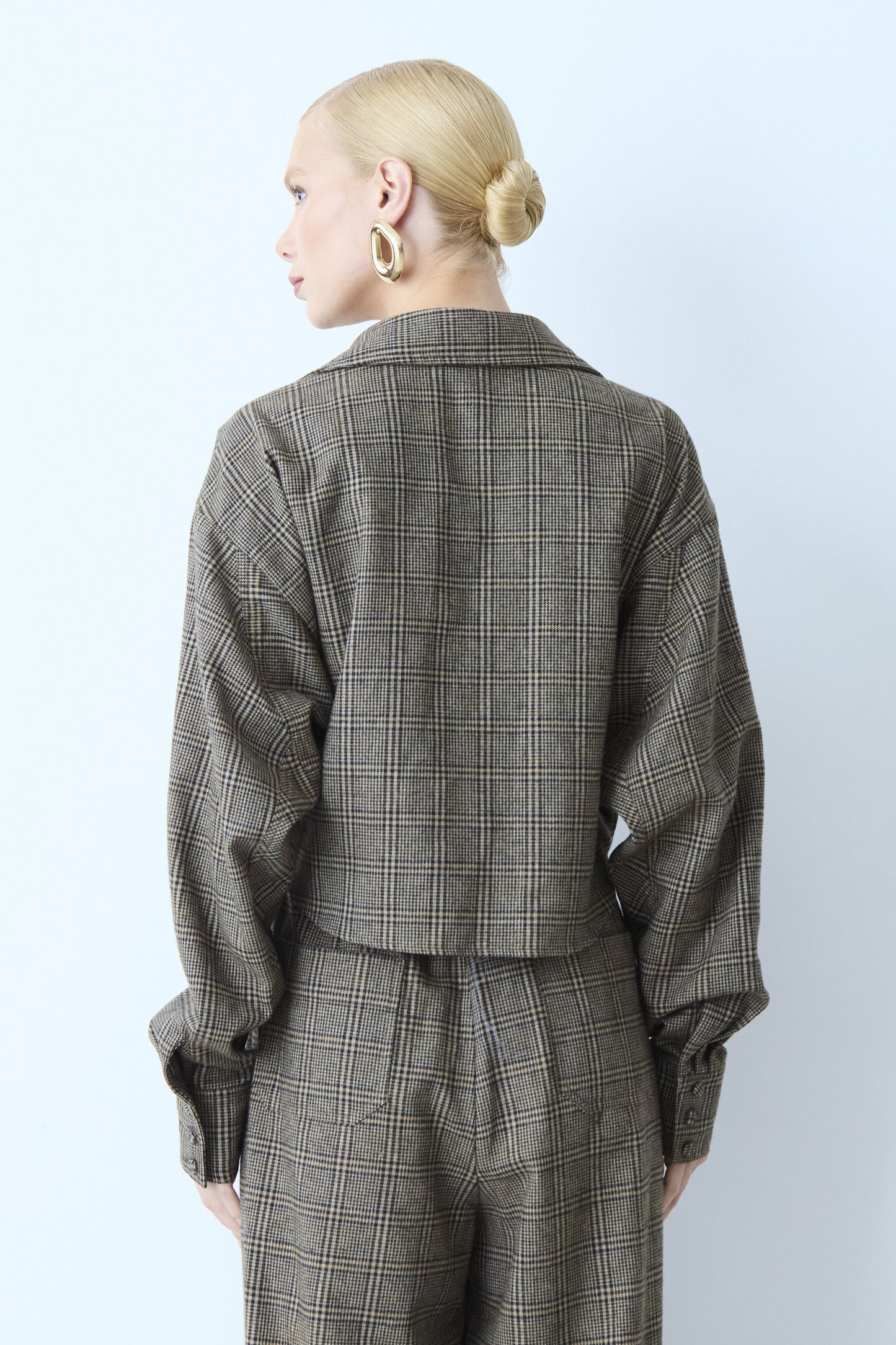 BLUSA MANGA LONGA FECHAMENTO BOTOES BOLSAO FRONTAL XADREZ MARROM