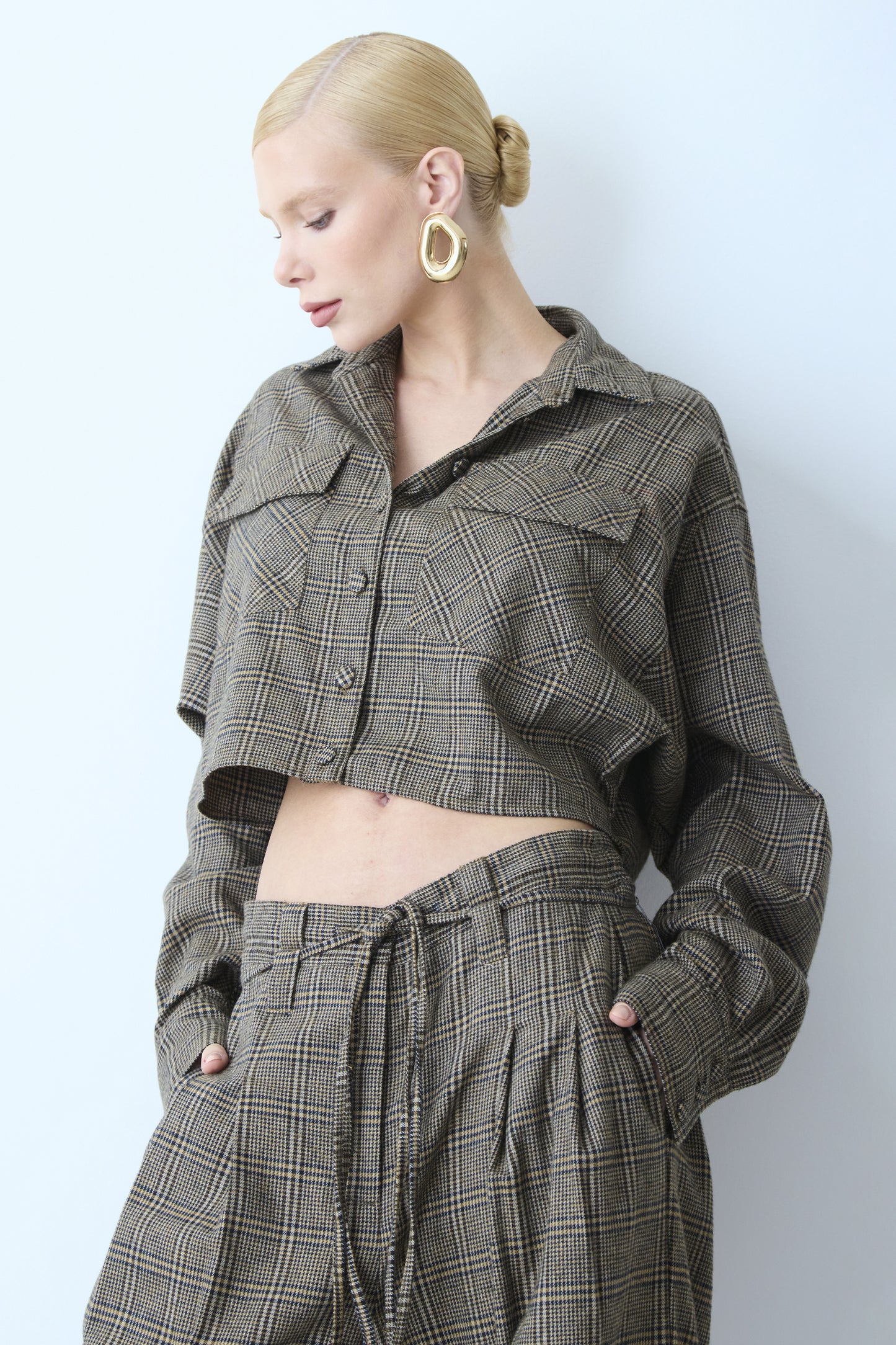 BLUSA MANGA LONGA FECHAMENTO BOTOES BOLSAO FRONTAL XADREZ MARROM