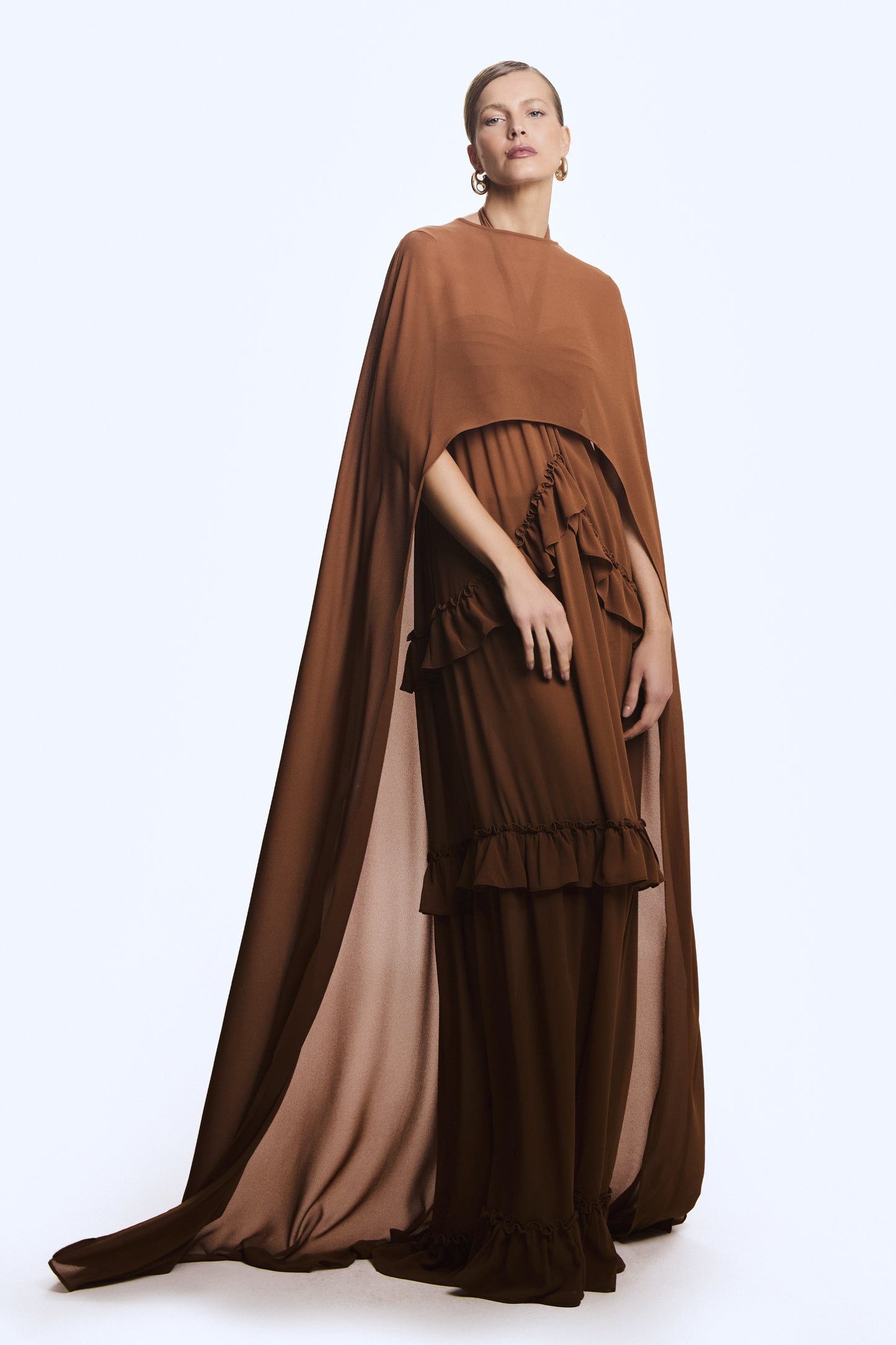 CAPA ALONGADA COM FLUIDEZ MARROM CANELA